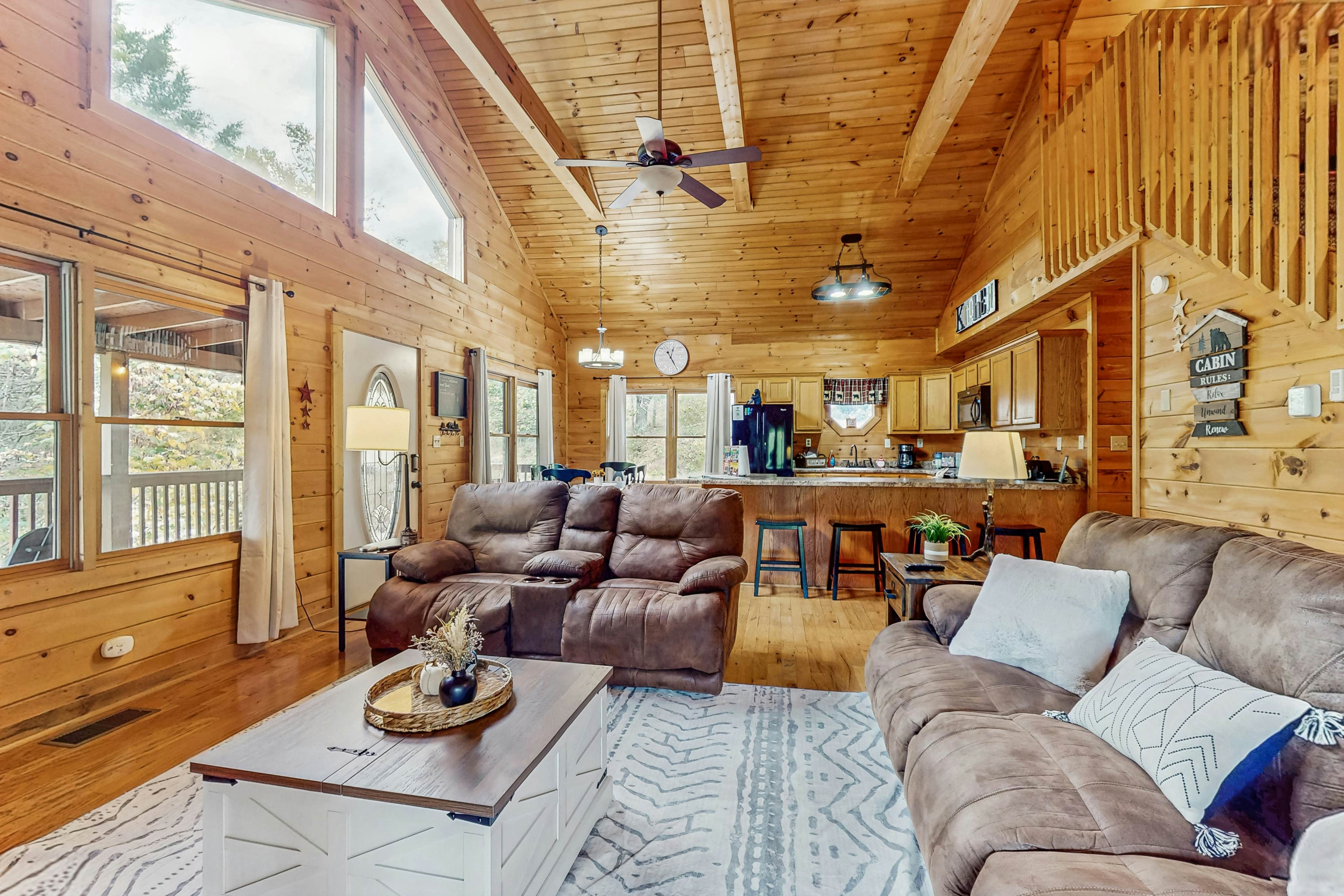 Cabin w/hot tub,  porch, fireplace, & free attraction tickets - near Dollywood