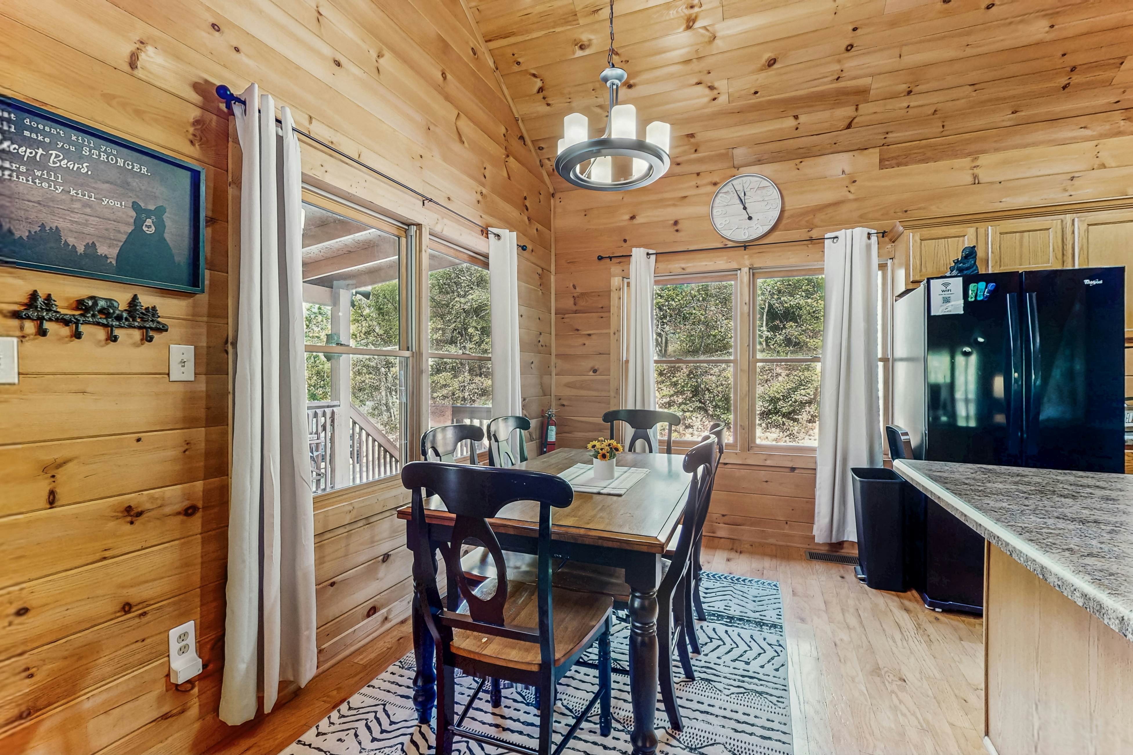 Cabin w/hot tub,  porch, fireplace, & free attraction tickets - near Dollywood