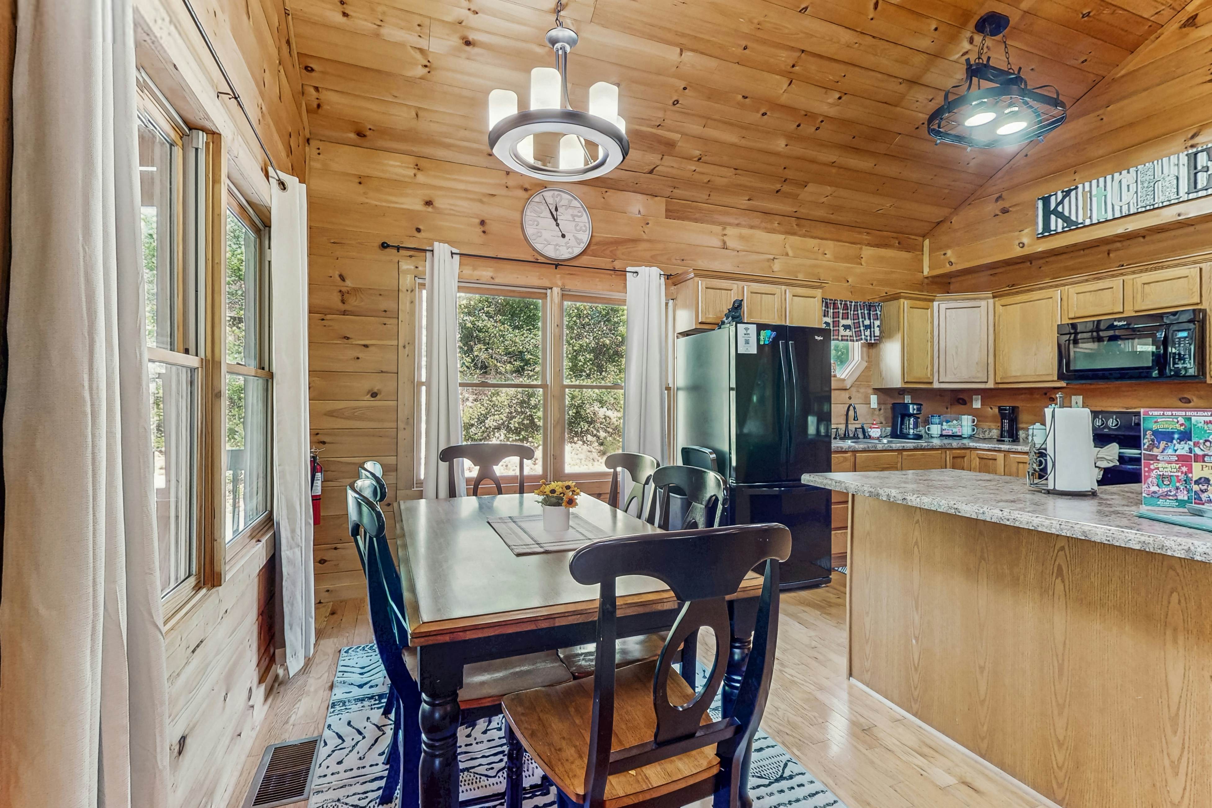 Cabin w/hot tub,  porch, fireplace, & free attraction tickets - near Dollywood