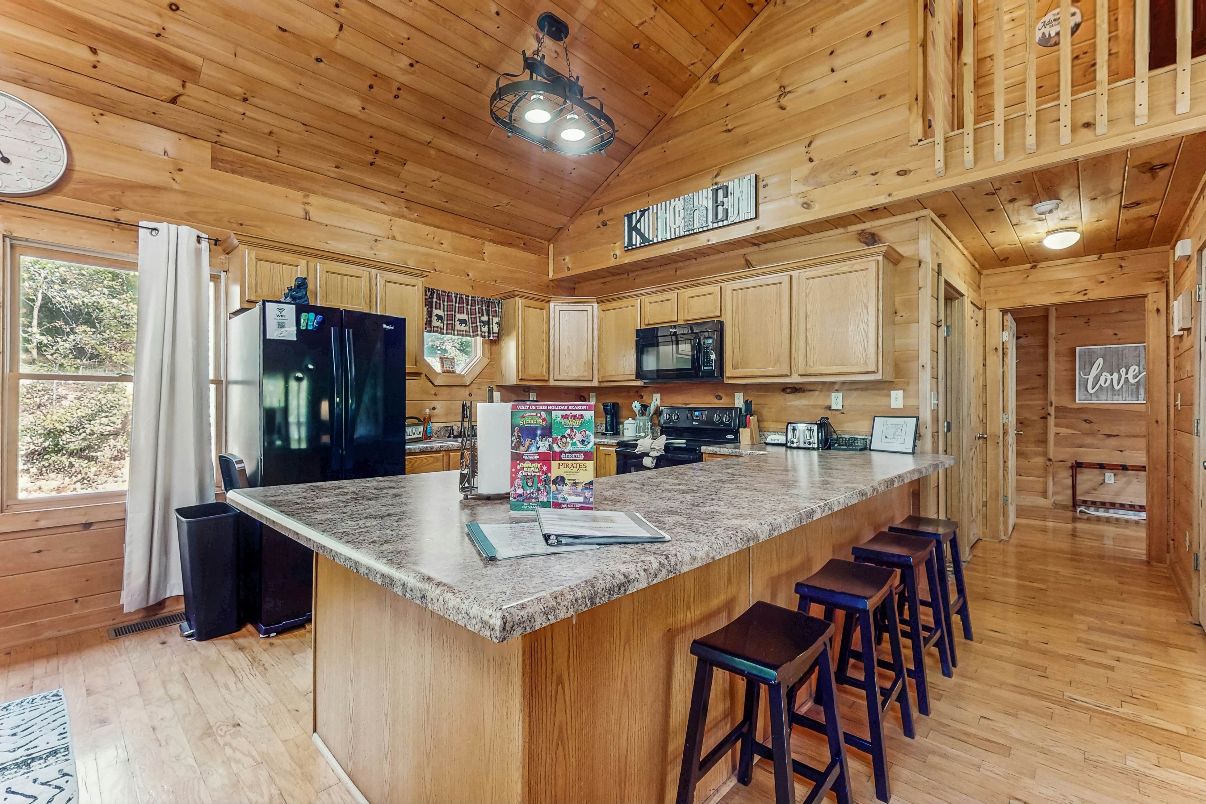 Cabin w/hot tub,  porch, fireplace, & free attraction tickets - near Dollywood