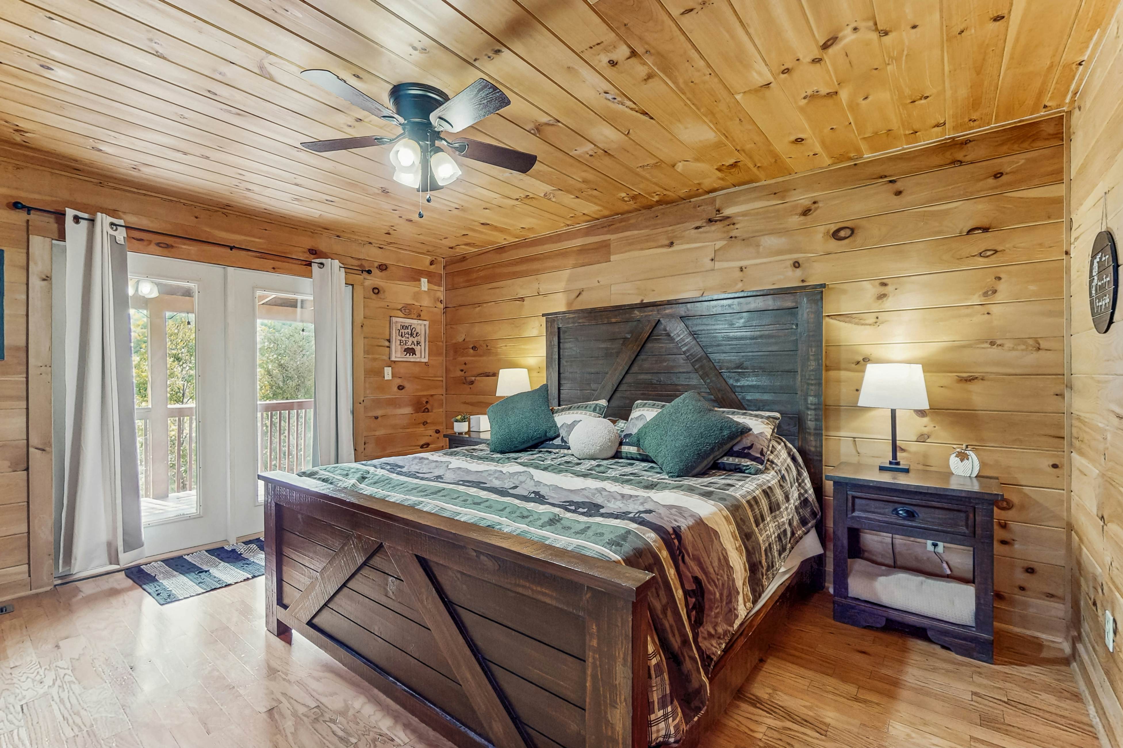 Cabin w/hot tub,  porch, fireplace, & free attraction tickets - near Dollywood