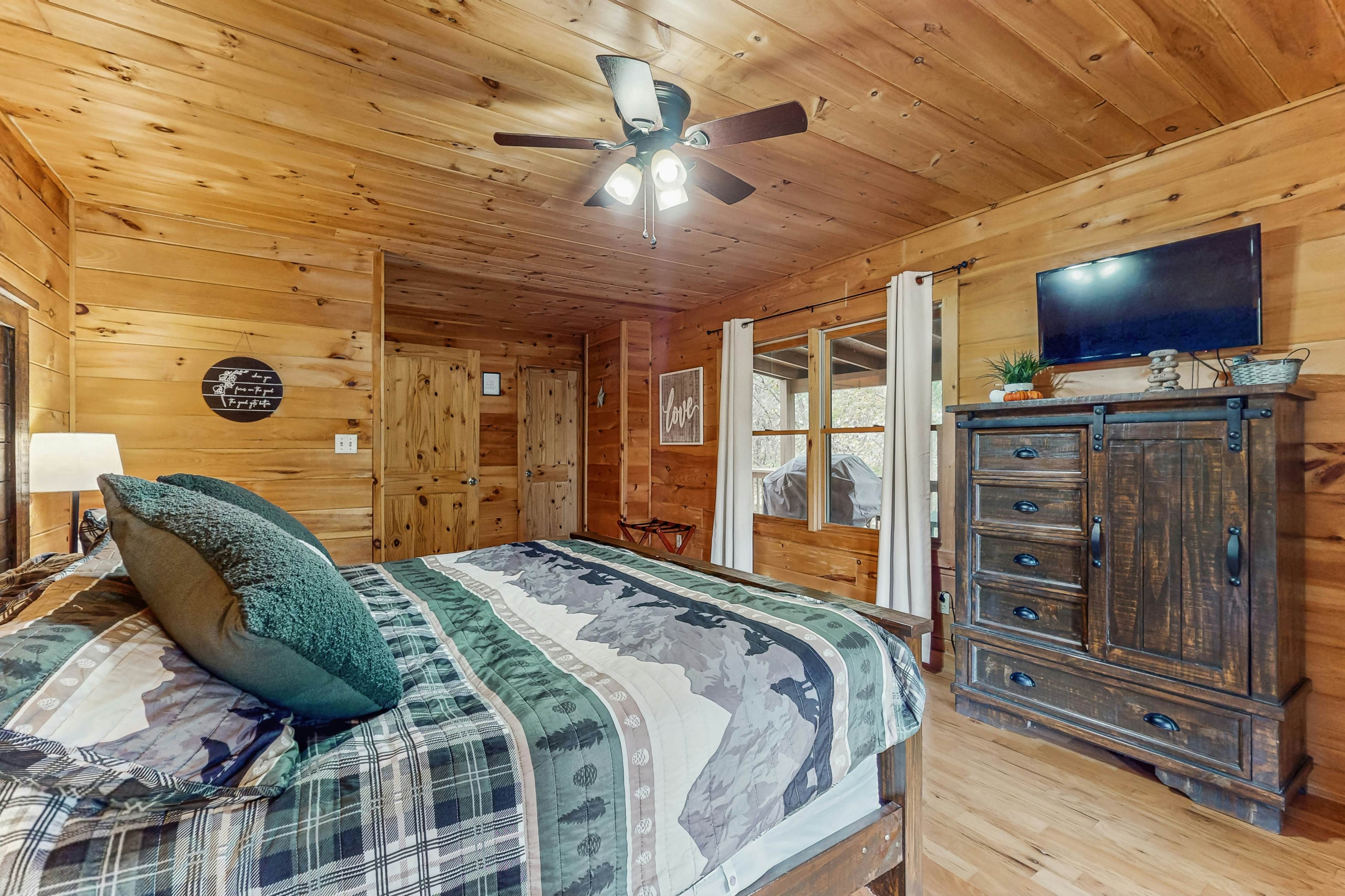 Cabin w/hot tub,  porch, fireplace, & free attraction tickets - near Dollywood