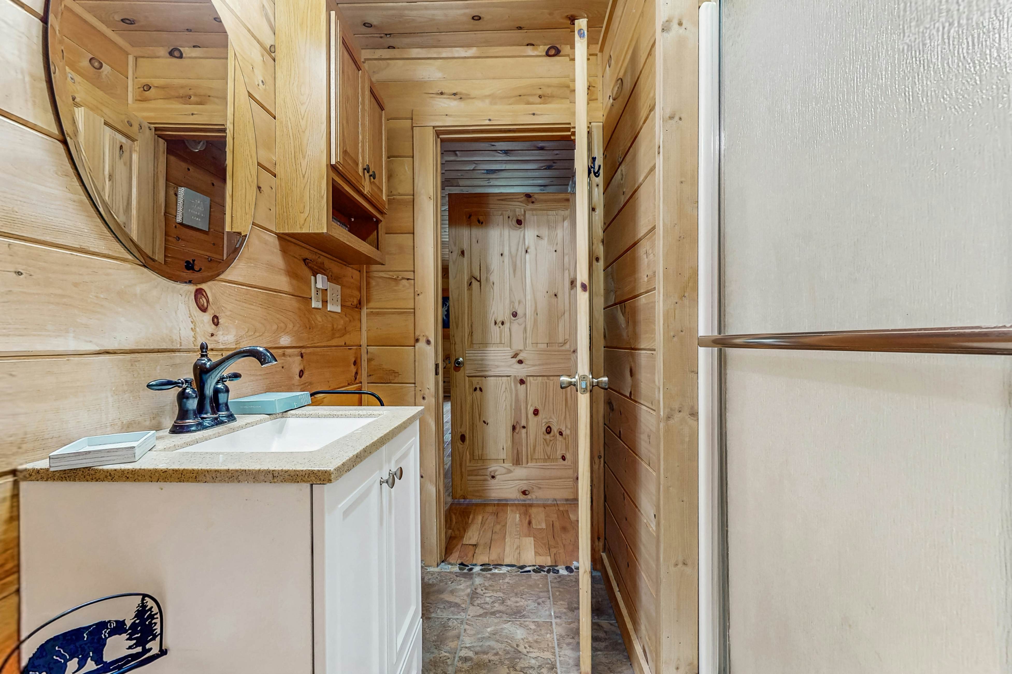 Cabin w/hot tub,  porch, fireplace, & free attraction tickets - near Dollywood