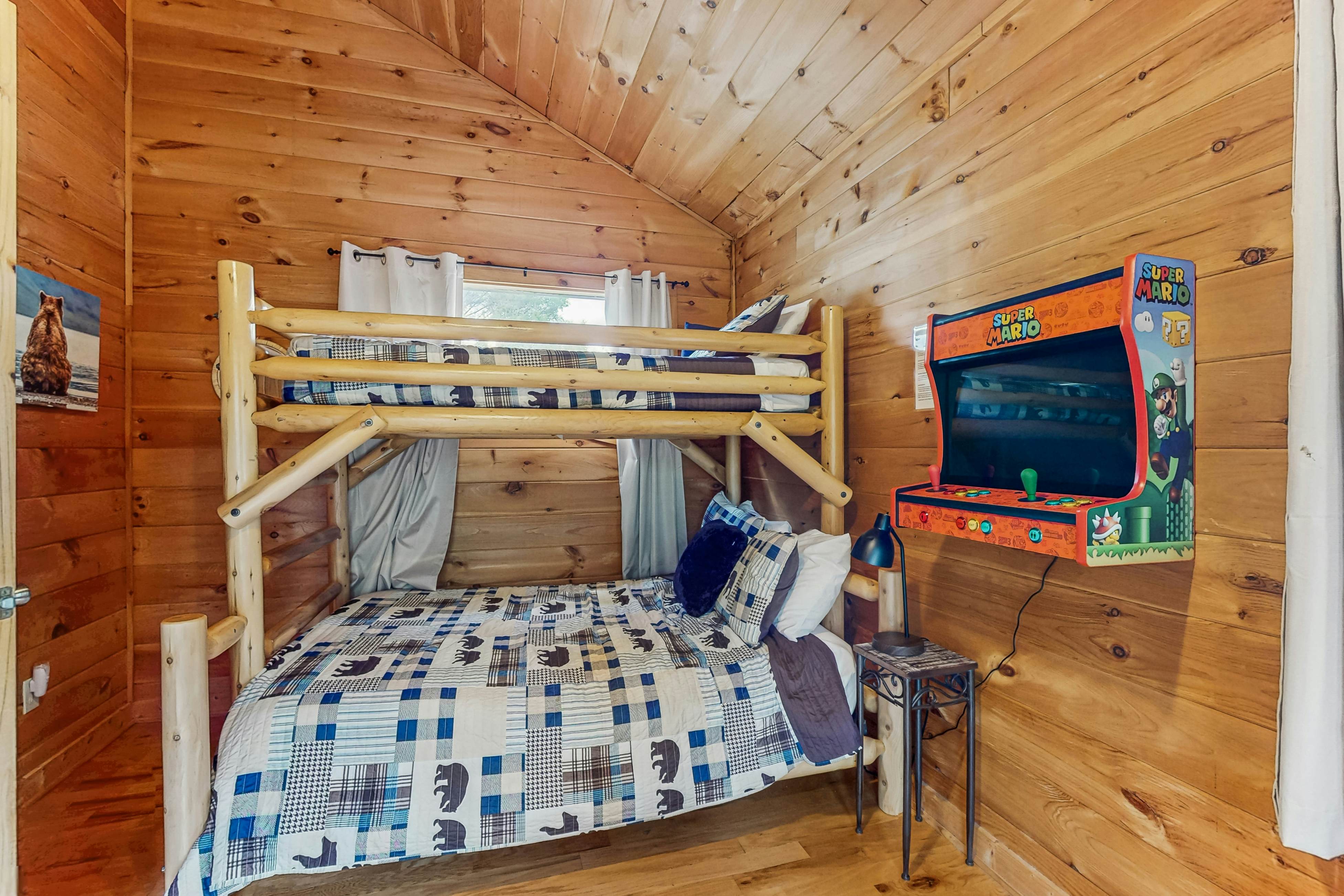 Cabin w/hot tub,  porch, fireplace, & free attraction tickets - near Dollywood