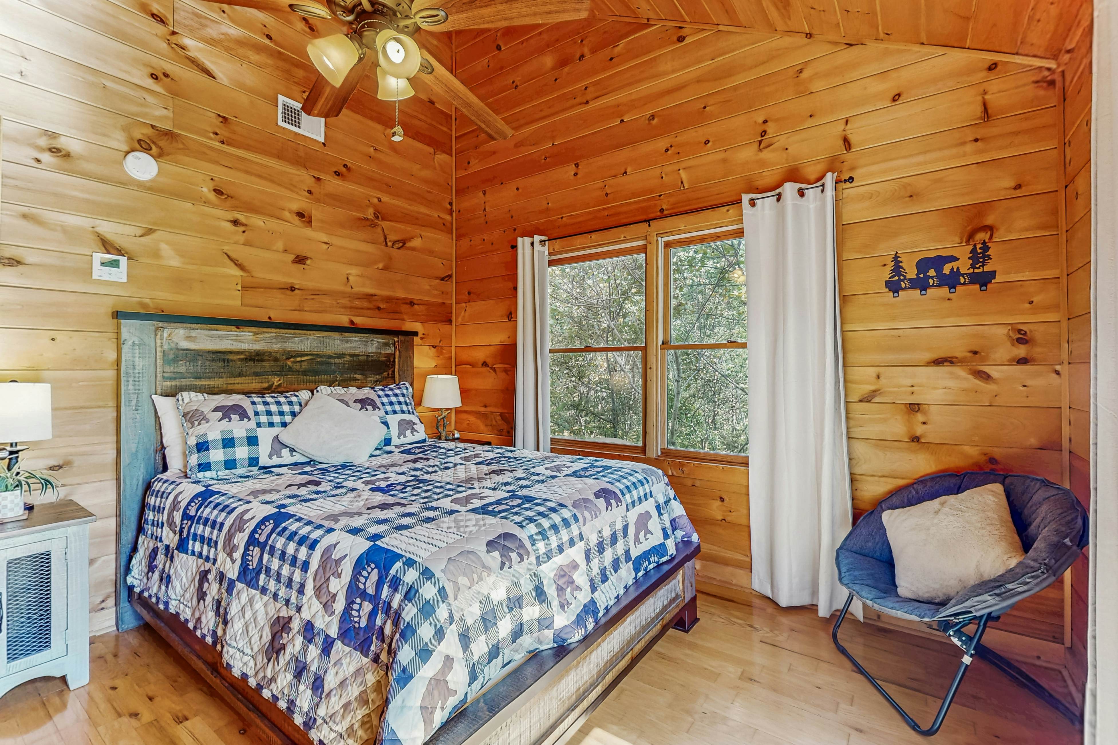 Cabin w/hot tub,  porch, fireplace, & free attraction tickets - near Dollywood