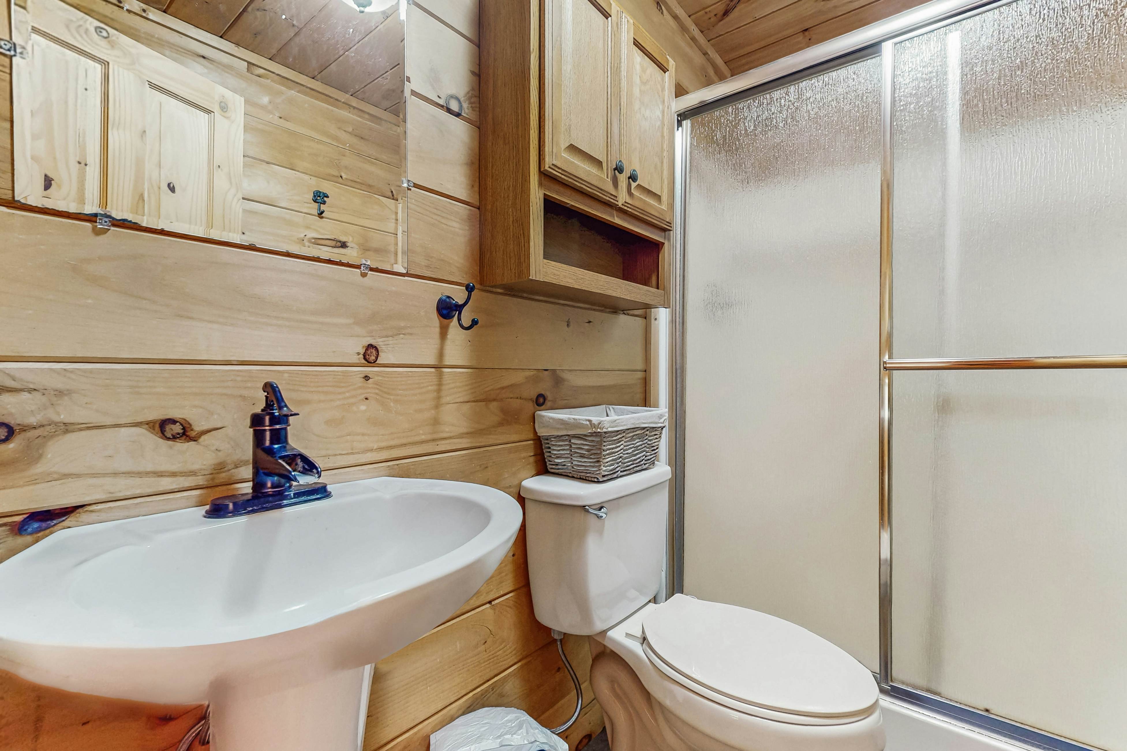 Cabin w/hot tub,  porch, fireplace, & free attraction tickets - near Dollywood