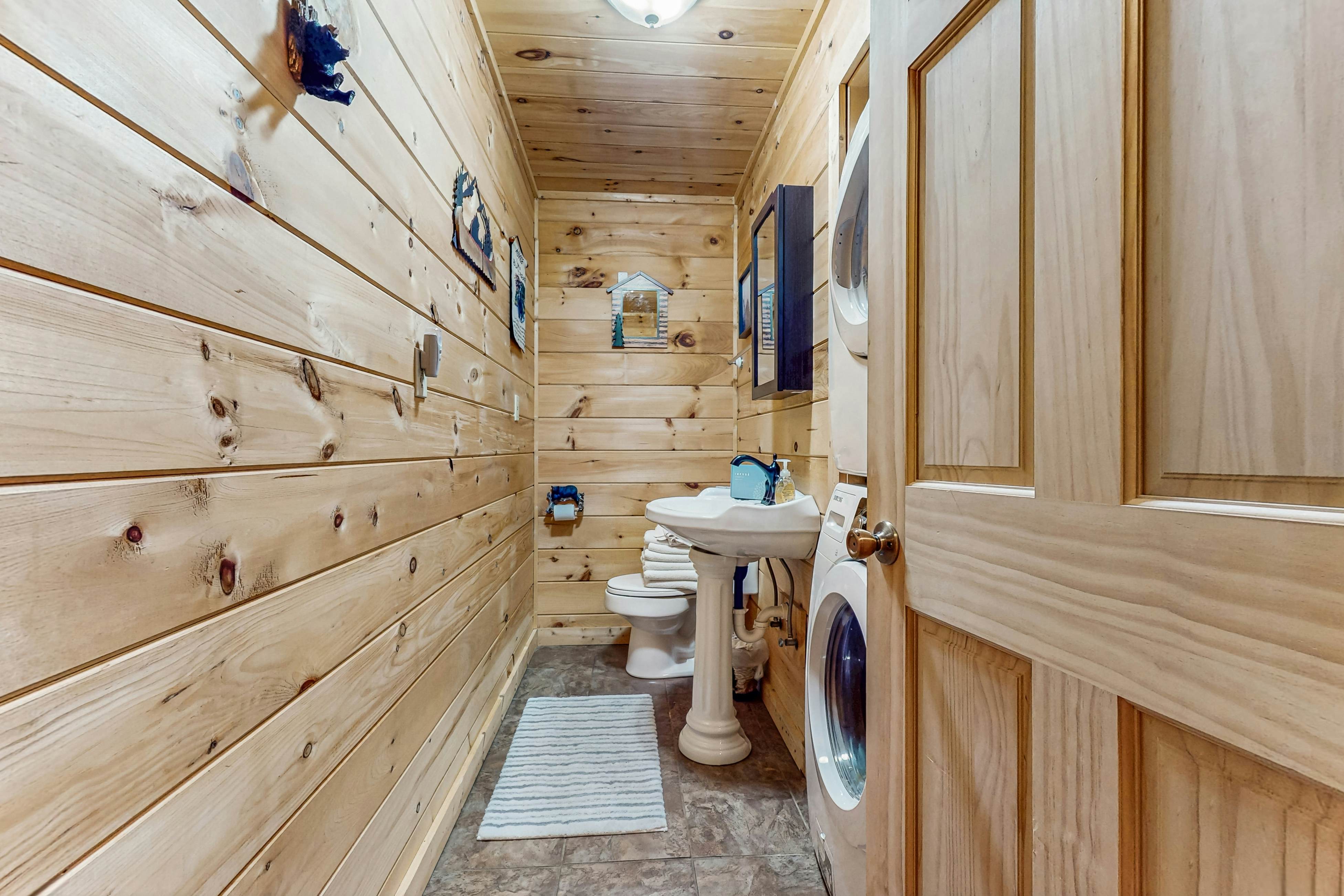 Cabin w/hot tub,  porch, fireplace, & free attraction tickets - near Dollywood