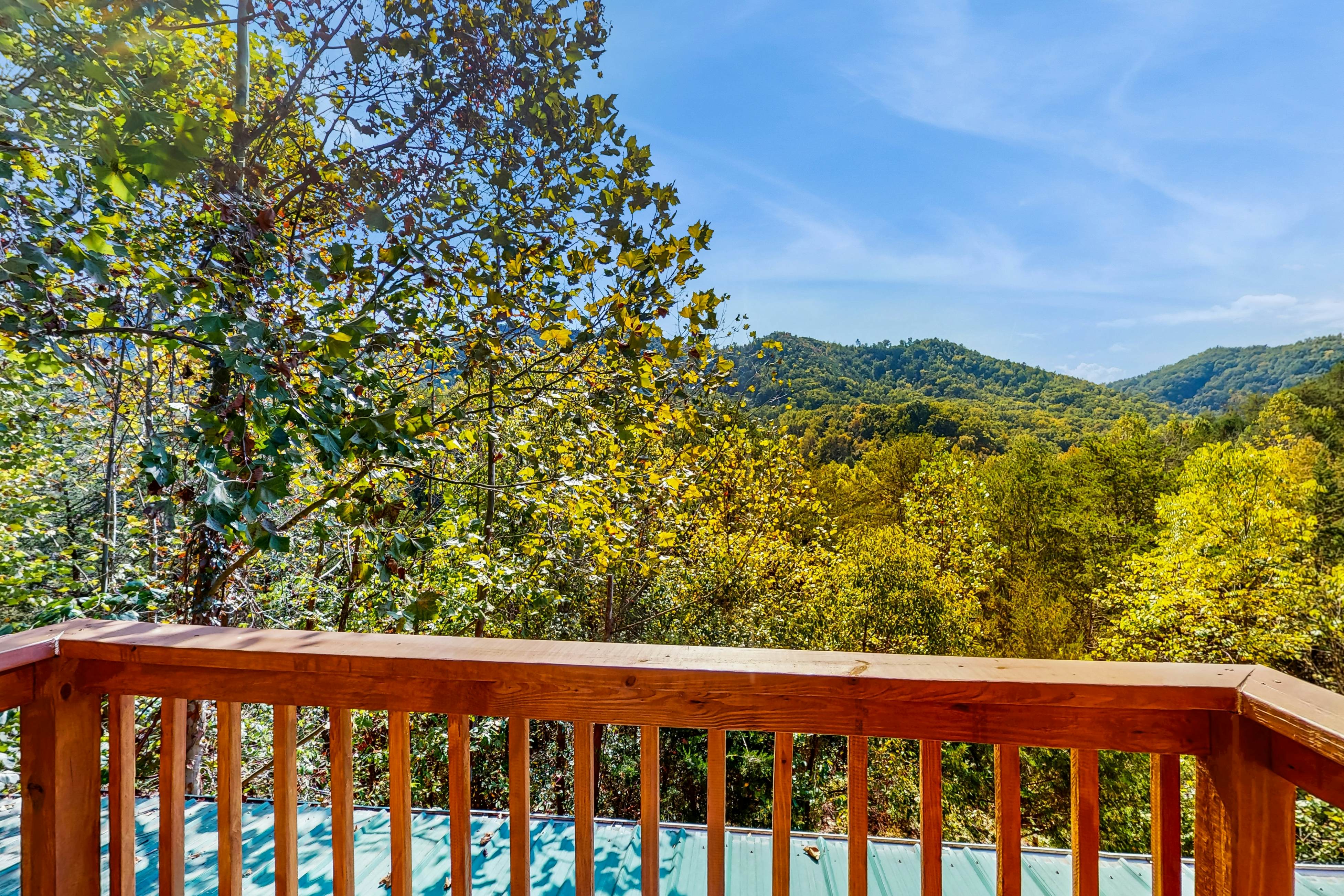 Cabin w/hot tub,  porch, fireplace, & free attraction tickets - near Dollywood