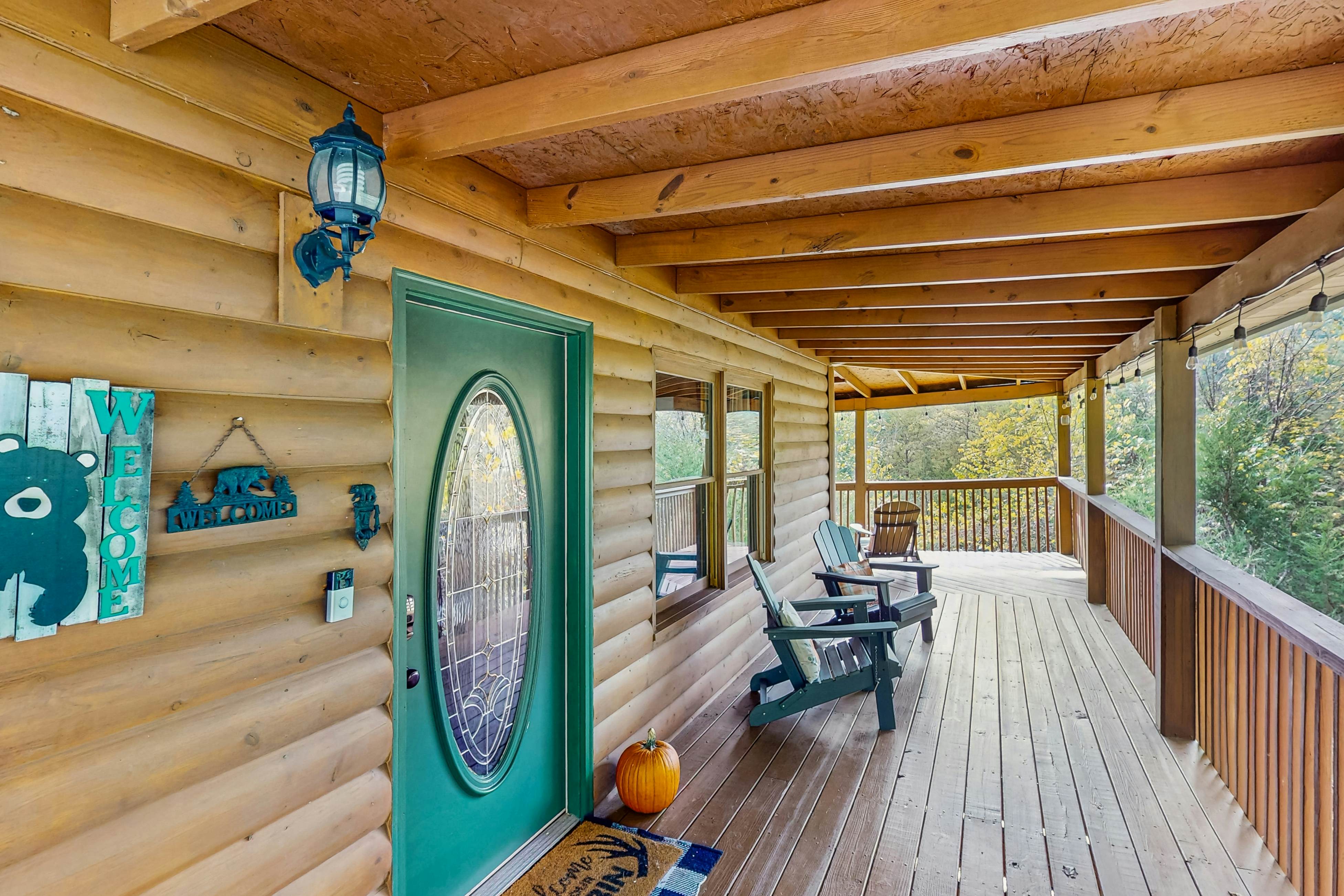 Cabin w/hot tub,  porch, fireplace, & free attraction tickets - near Dollywood