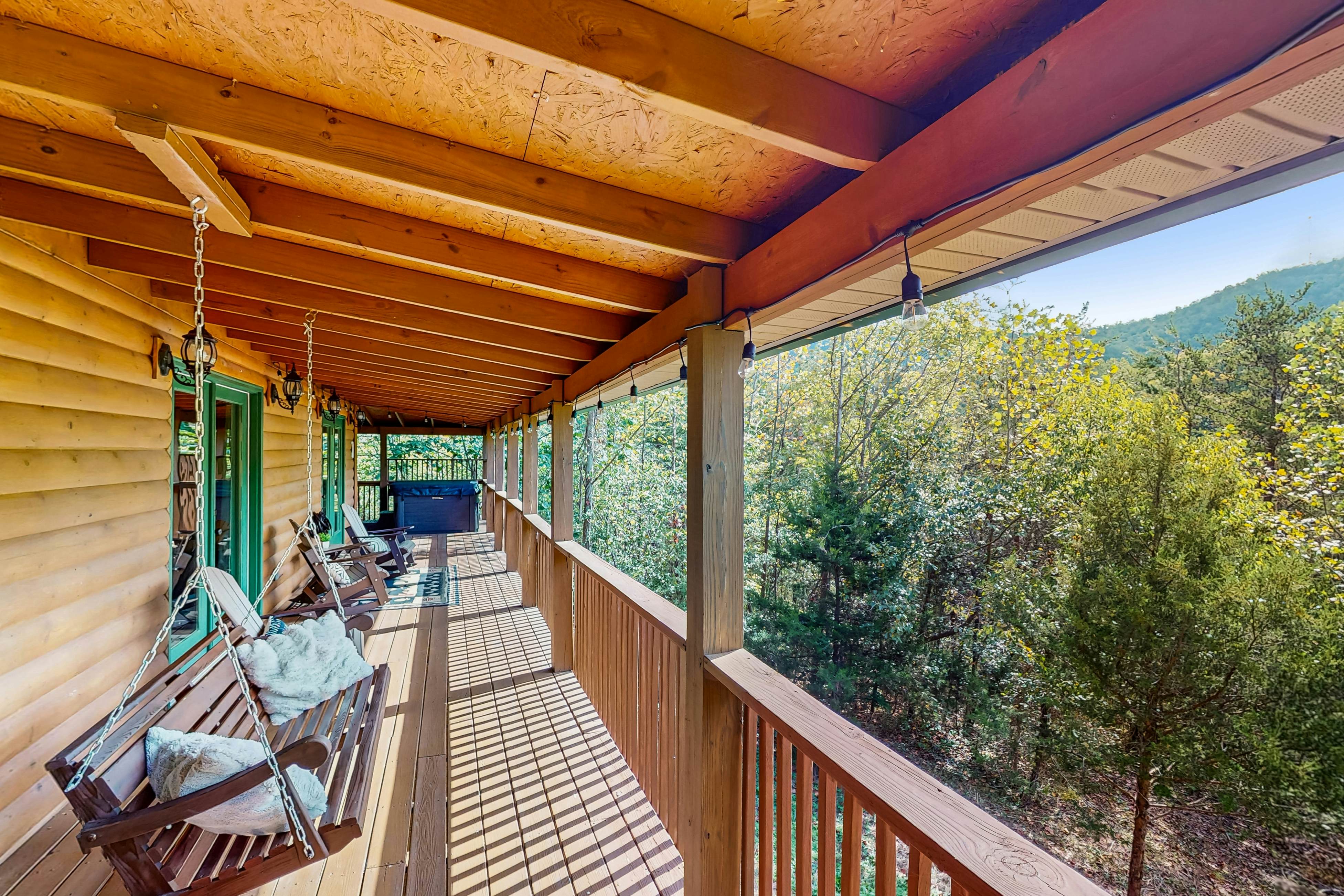 Cabin w/hot tub,  porch, fireplace, & free attraction tickets - near Dollywood