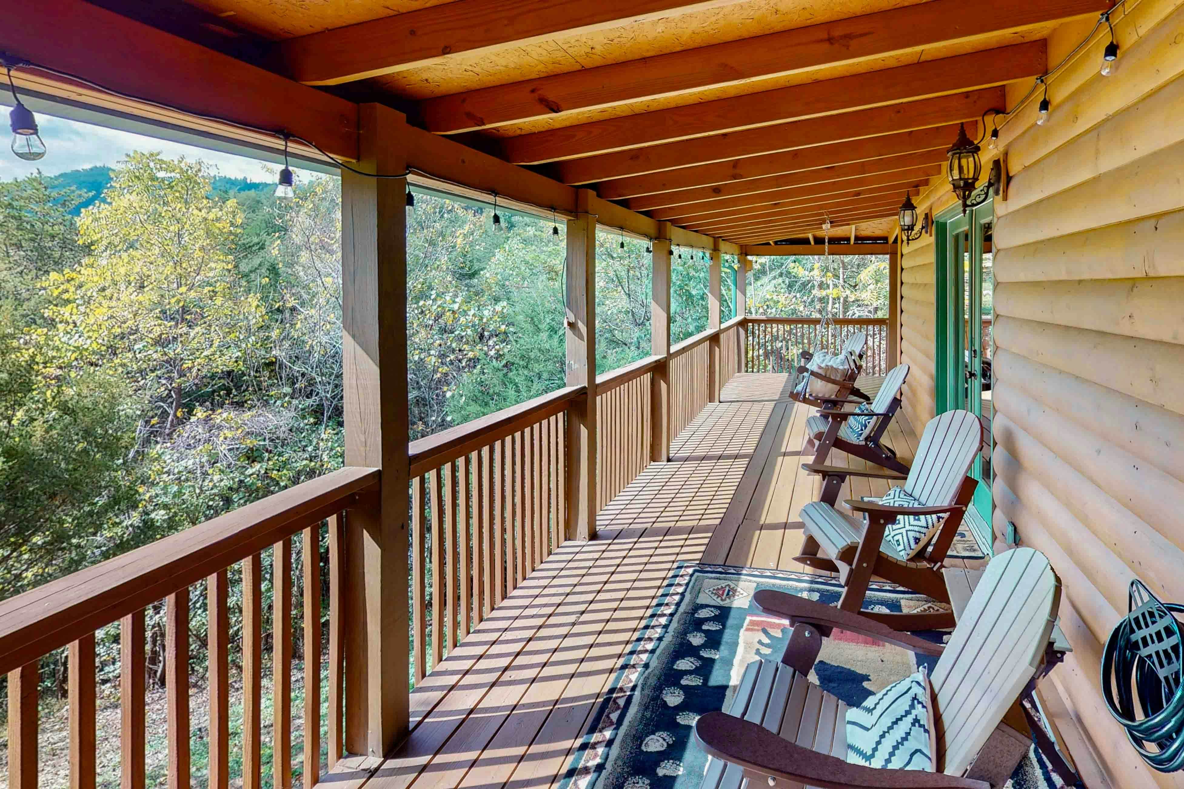 Cabin w/hot tub,  porch, fireplace, & free attraction tickets - near Dollywood