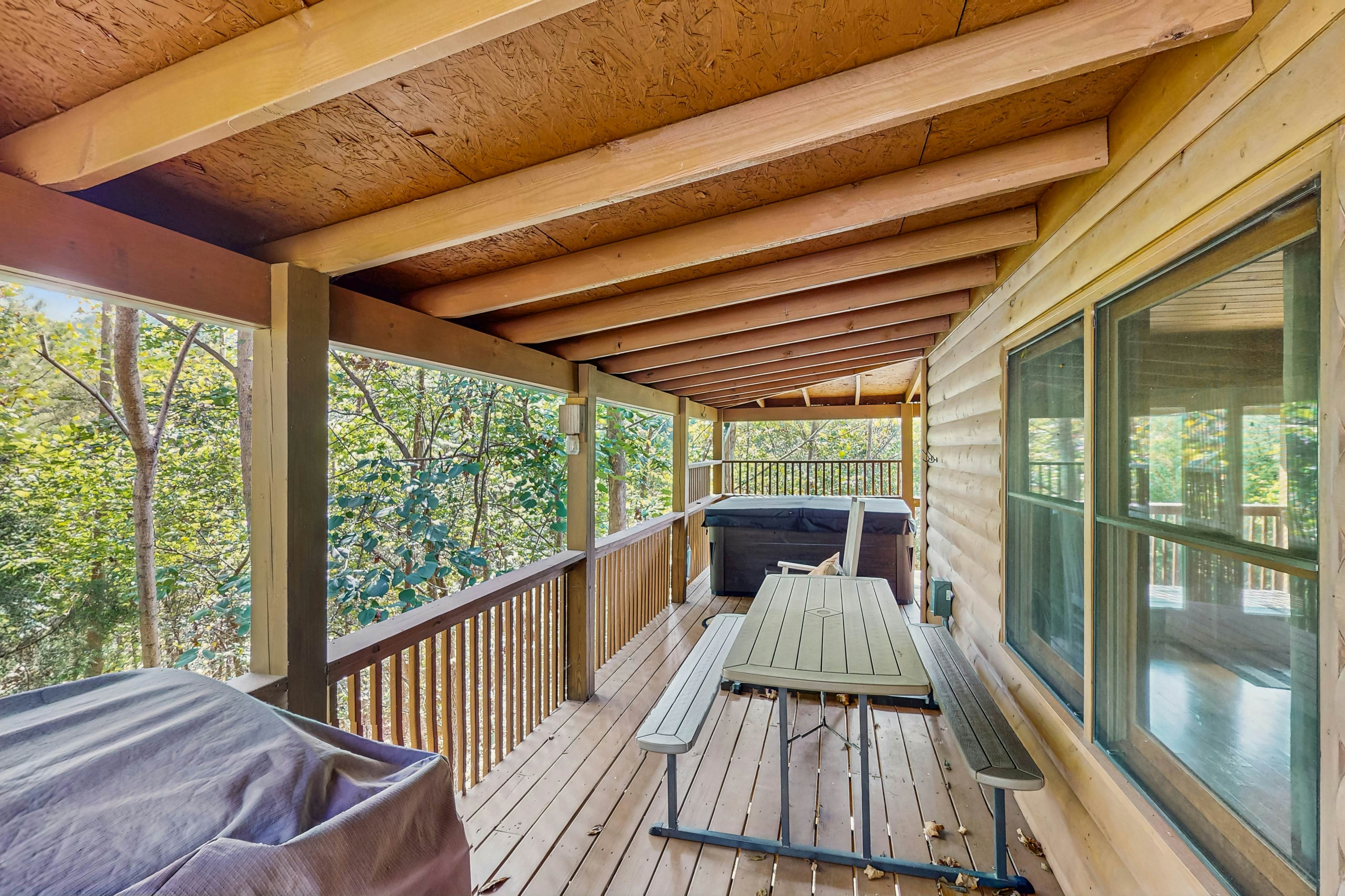 Cabin w/hot tub,  porch, fireplace, & free attraction tickets - near Dollywood