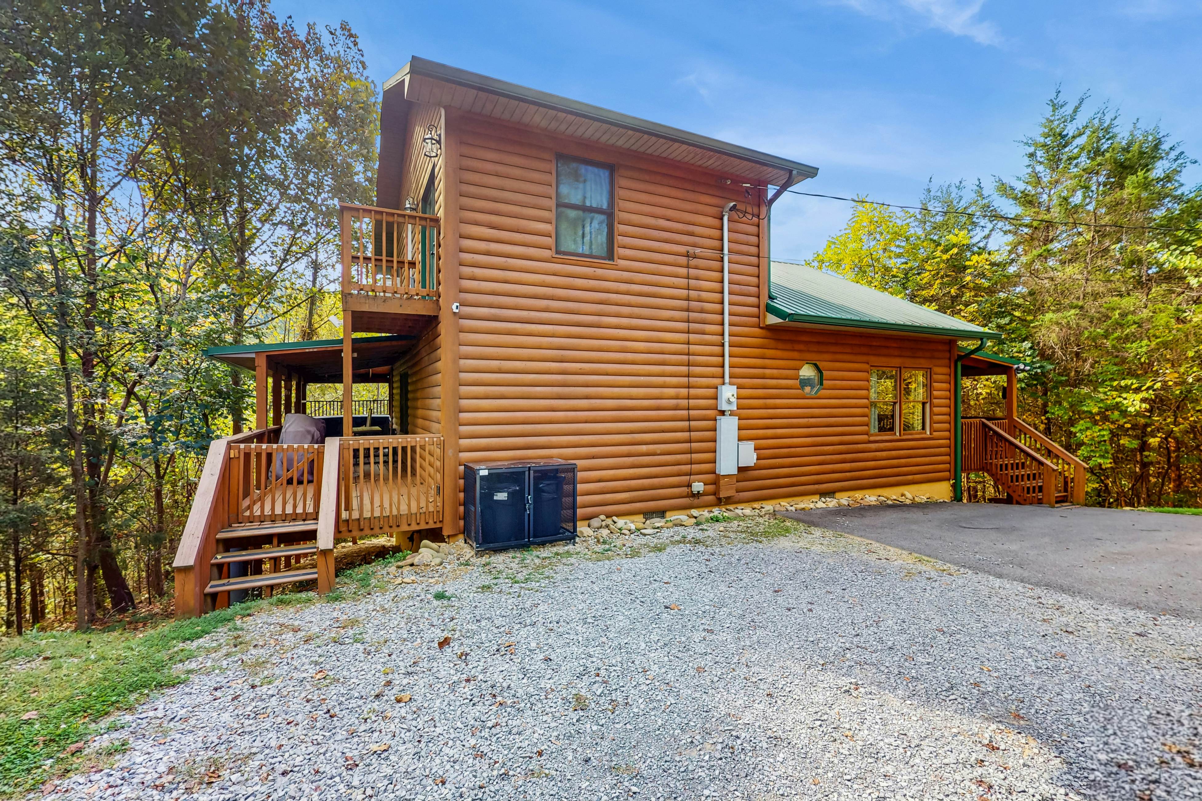 Cabin w/hot tub,  porch, fireplace, & free attraction tickets - near Dollywood