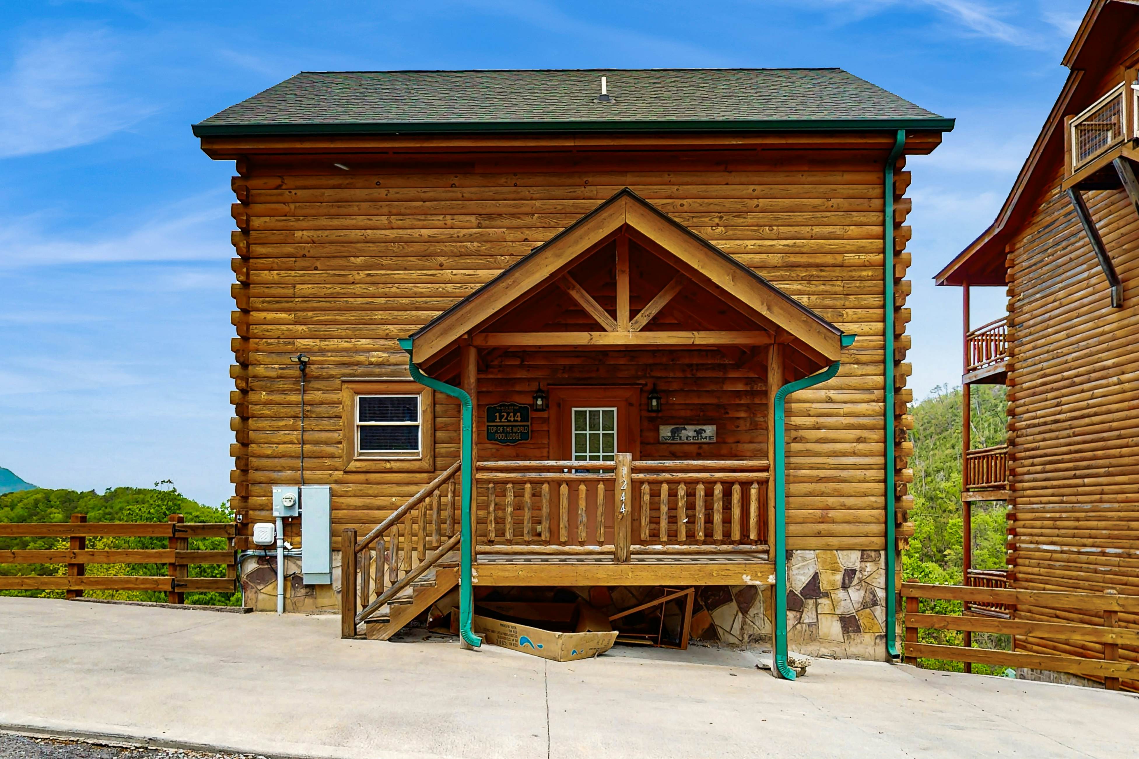 Lux cabin w/private pool, hot tub, black light game area, Foozball, & air hockey