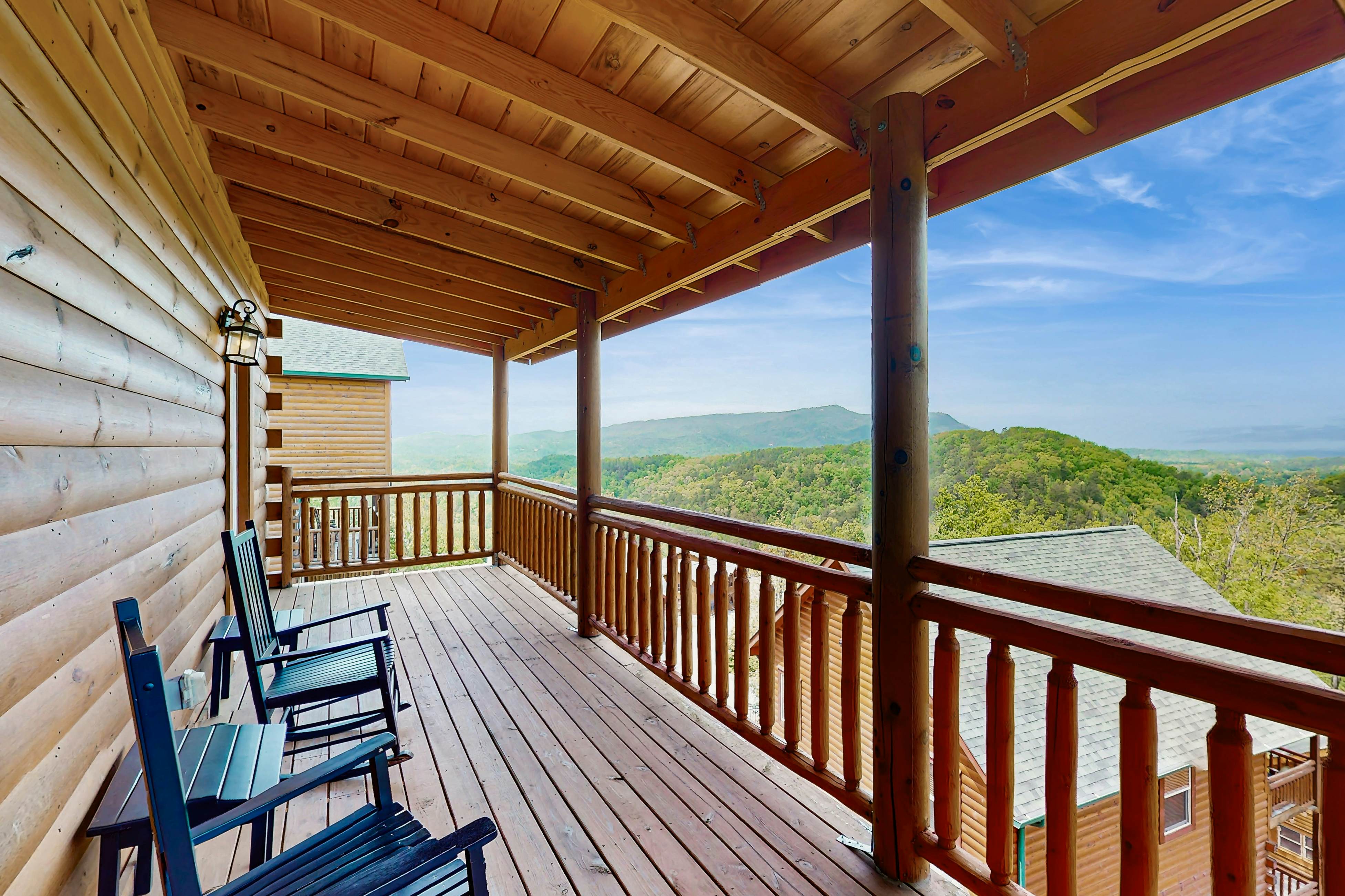 Lux cabin w/private pool, hot tub, black light game area, Foozball, & air hockey