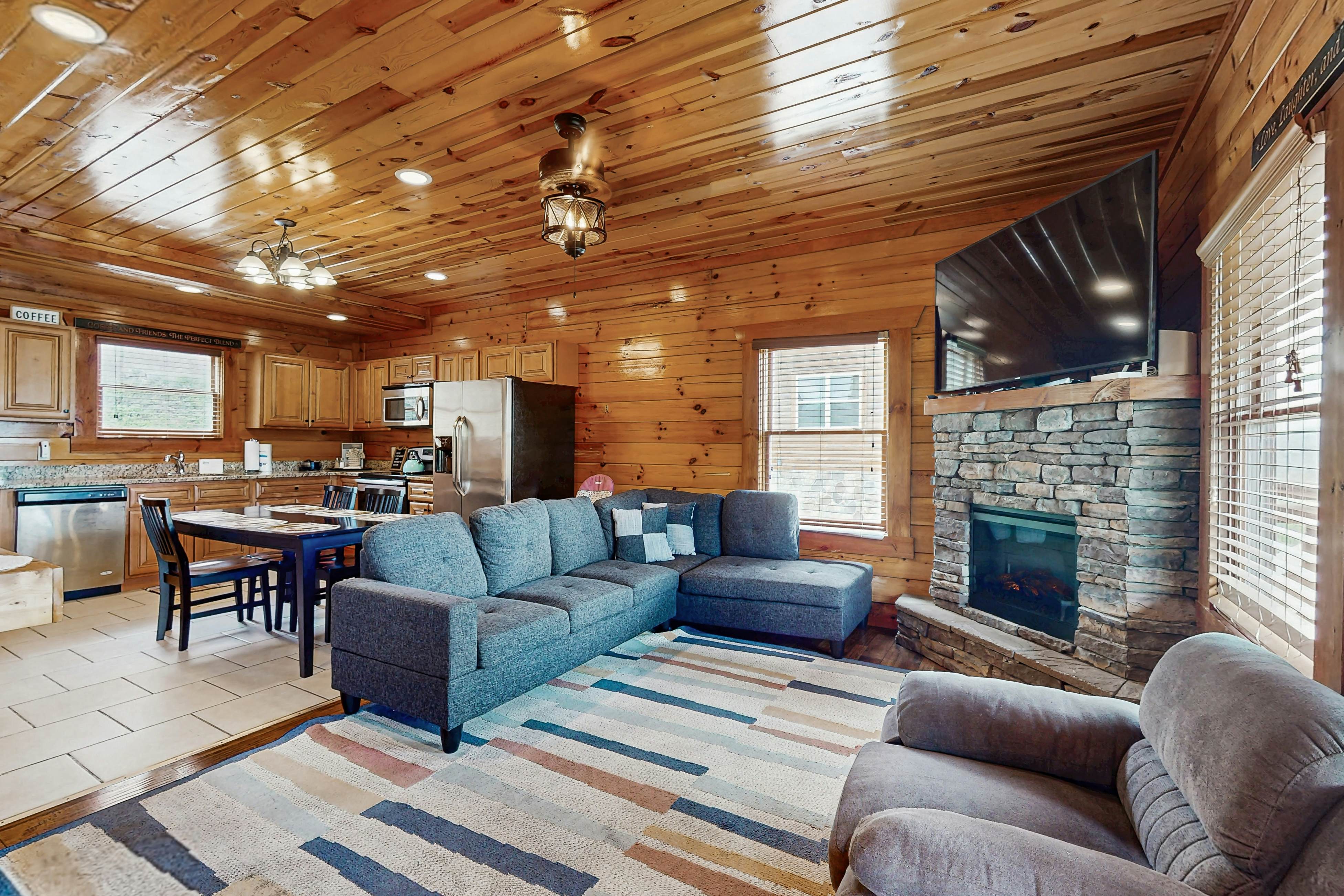 Lux cabin w/private pool, hot tub, black light game area, Foozball, & air hockey