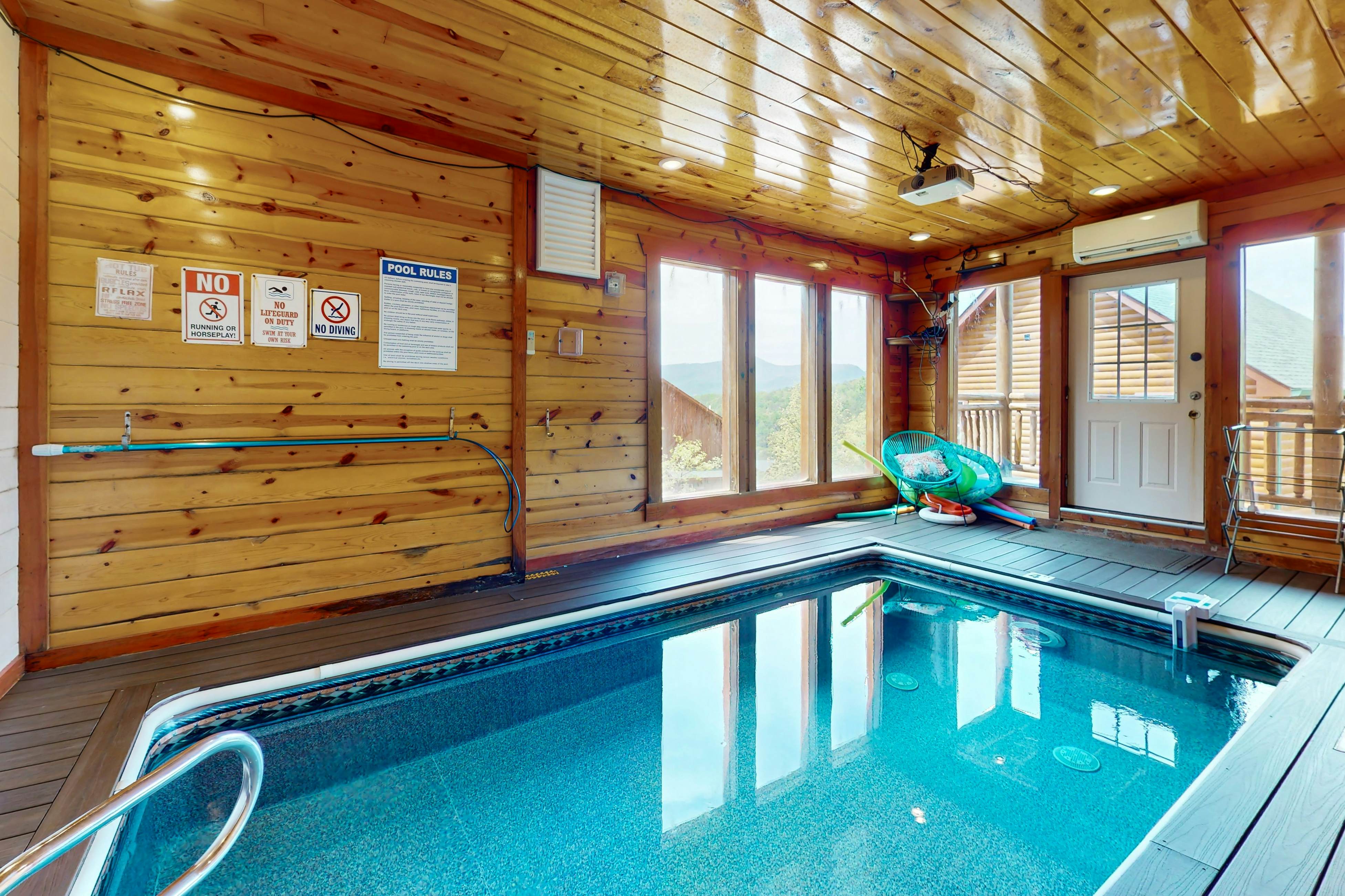 Lux cabin w/private pool, hot tub, black light game area, Foozball, & air hockey