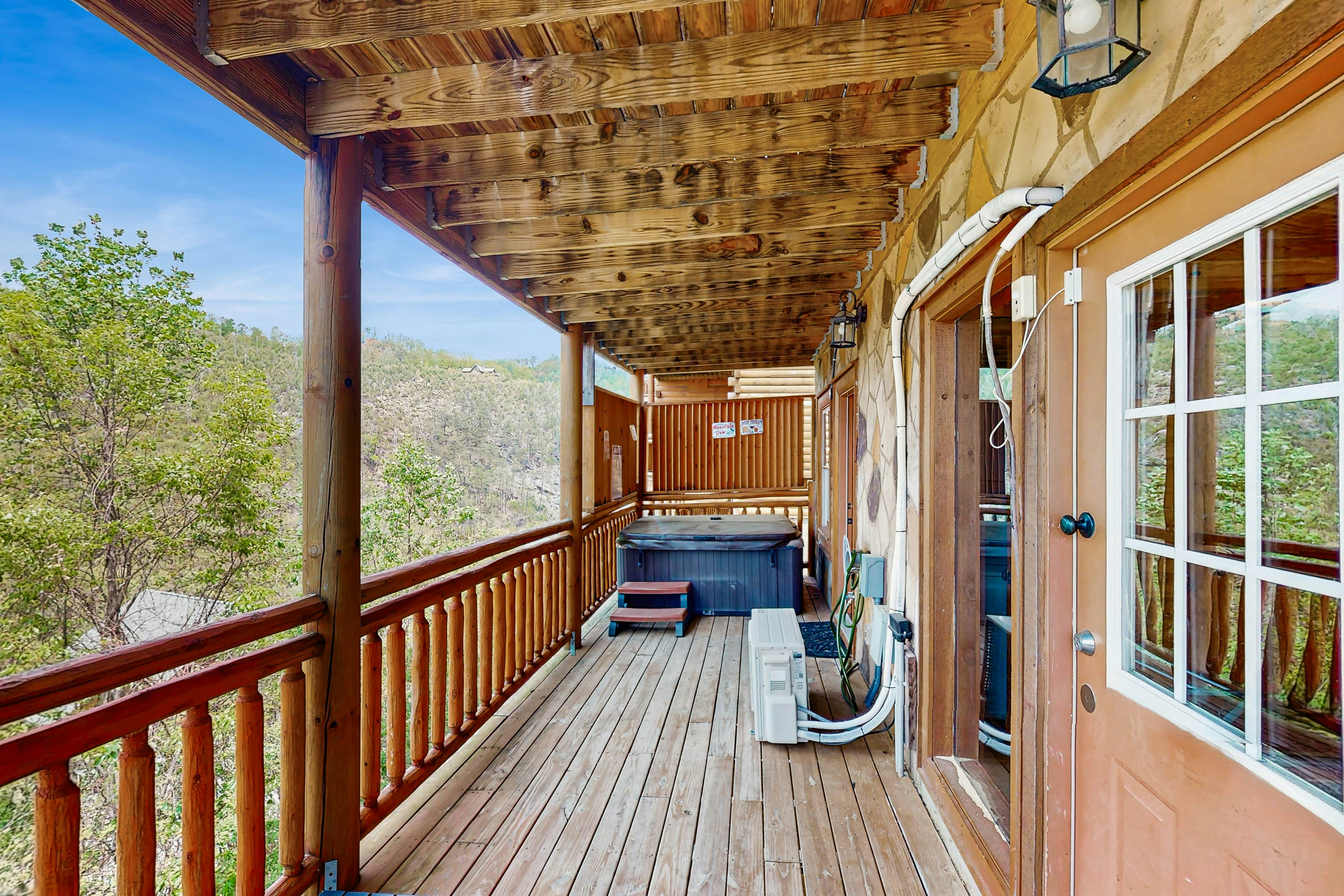 Lux cabin w/private pool, hot tub, black light game area, Foozball, & air hockey