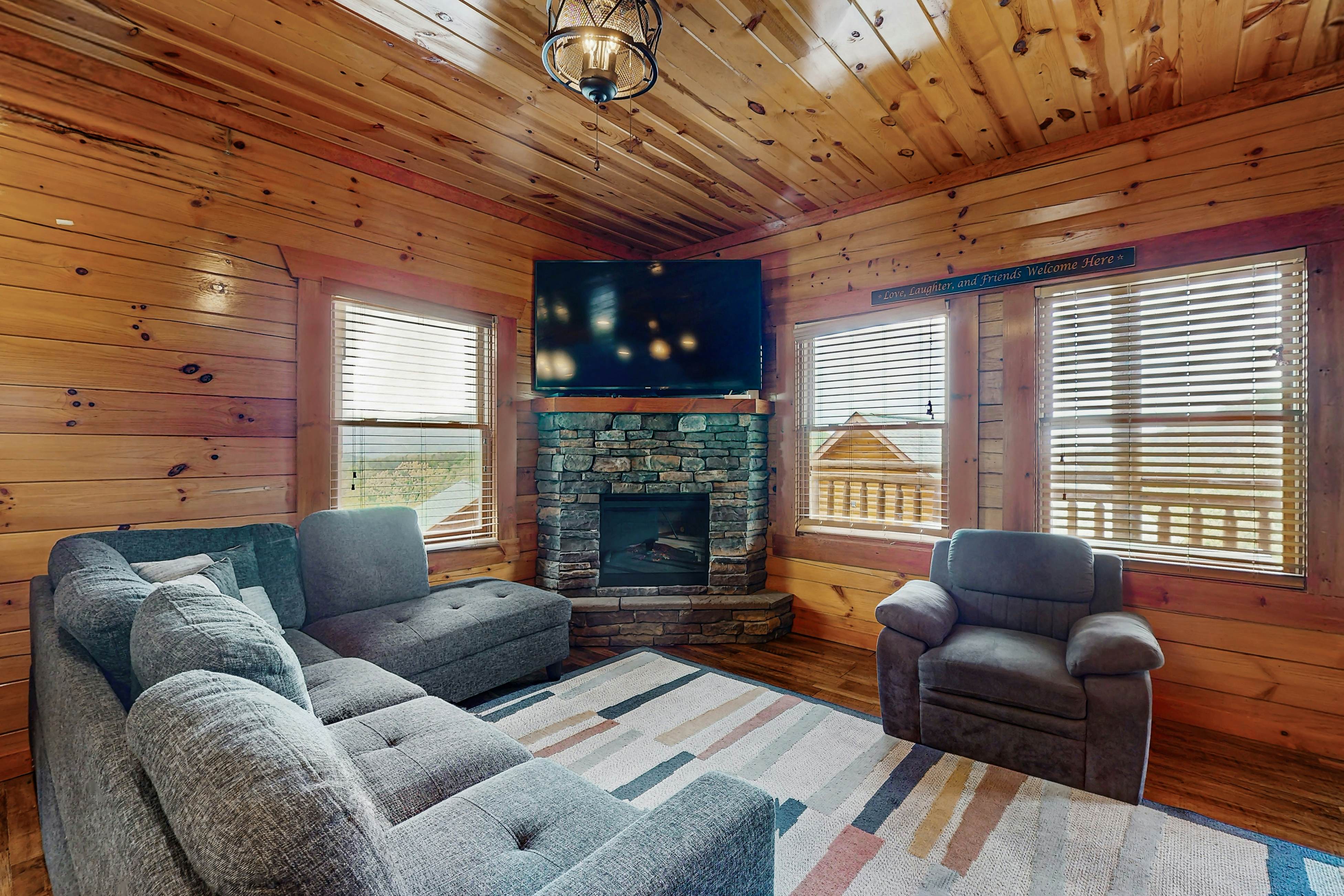 Lux cabin w/private pool, hot tub, black light game area, Foozball, & air hockey