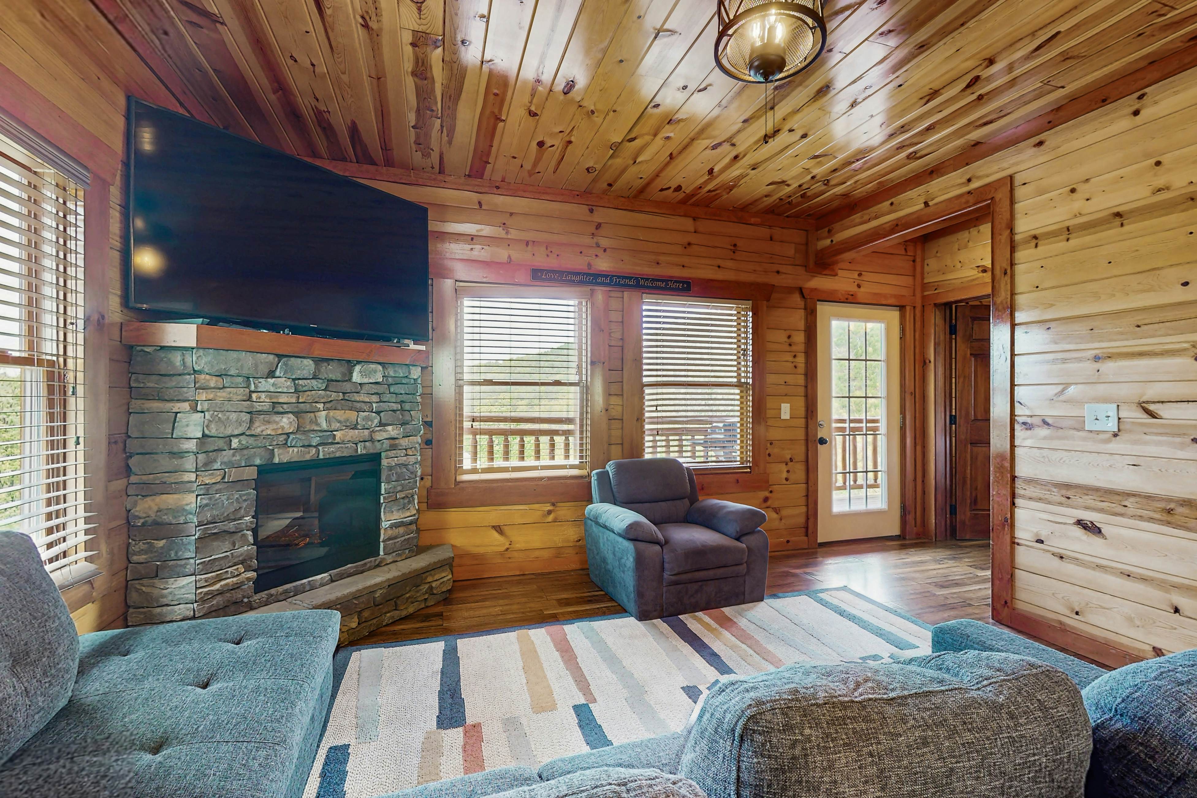 Lux cabin w/private pool, hot tub, black light game area, Foozball, & air hockey