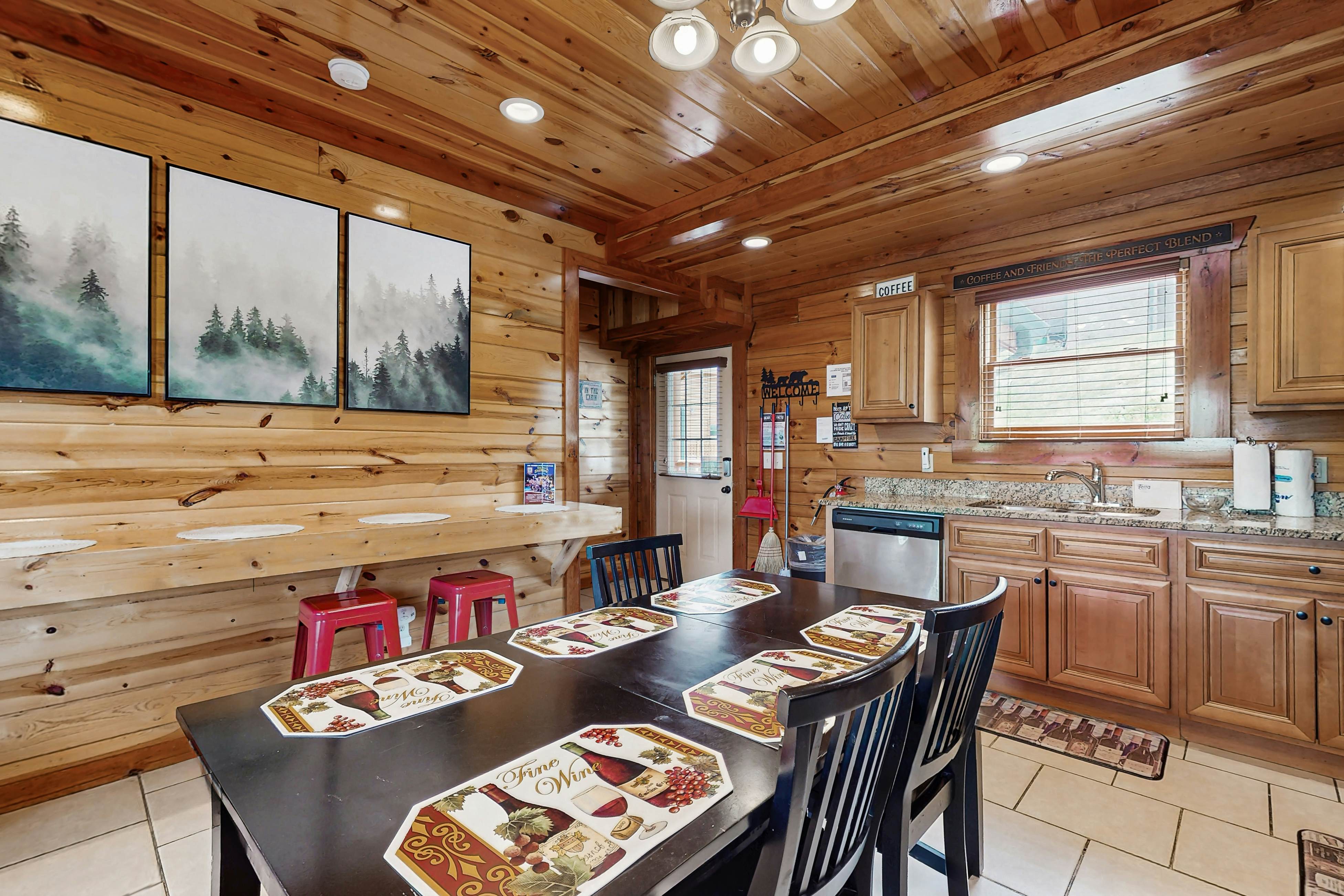 Lux cabin w/private pool, hot tub, black light game area, Foozball, & air hockey