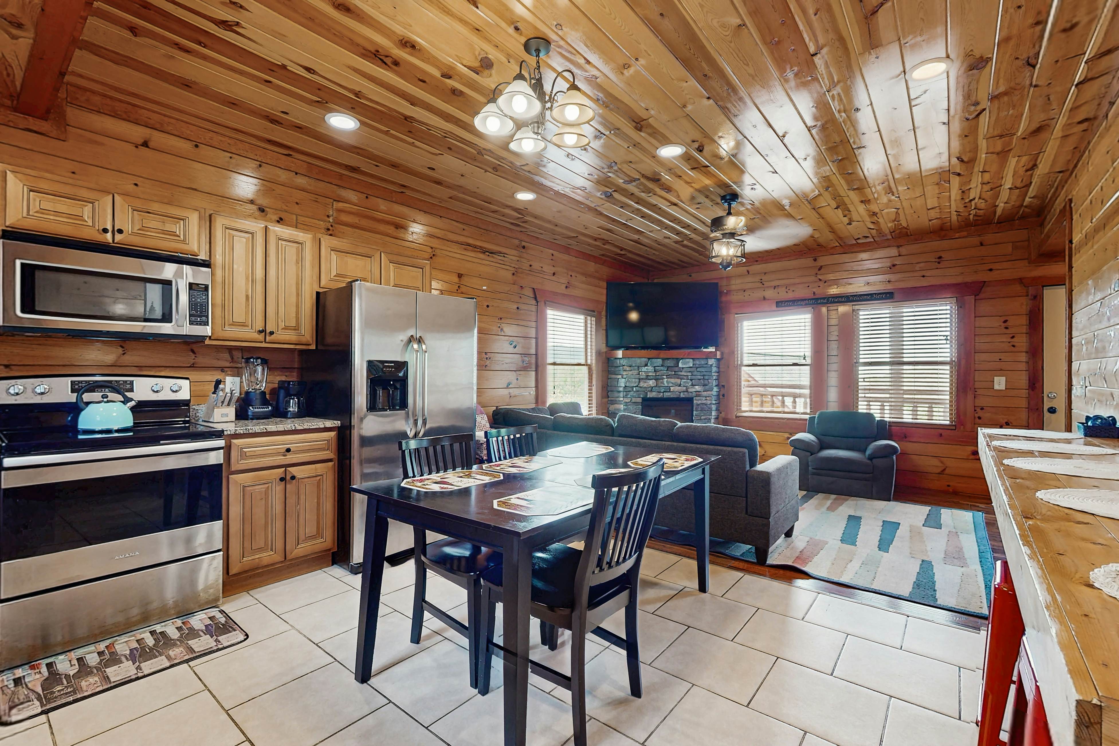 Lux cabin w/private pool, hot tub, black light game area, Foozball, & air hockey