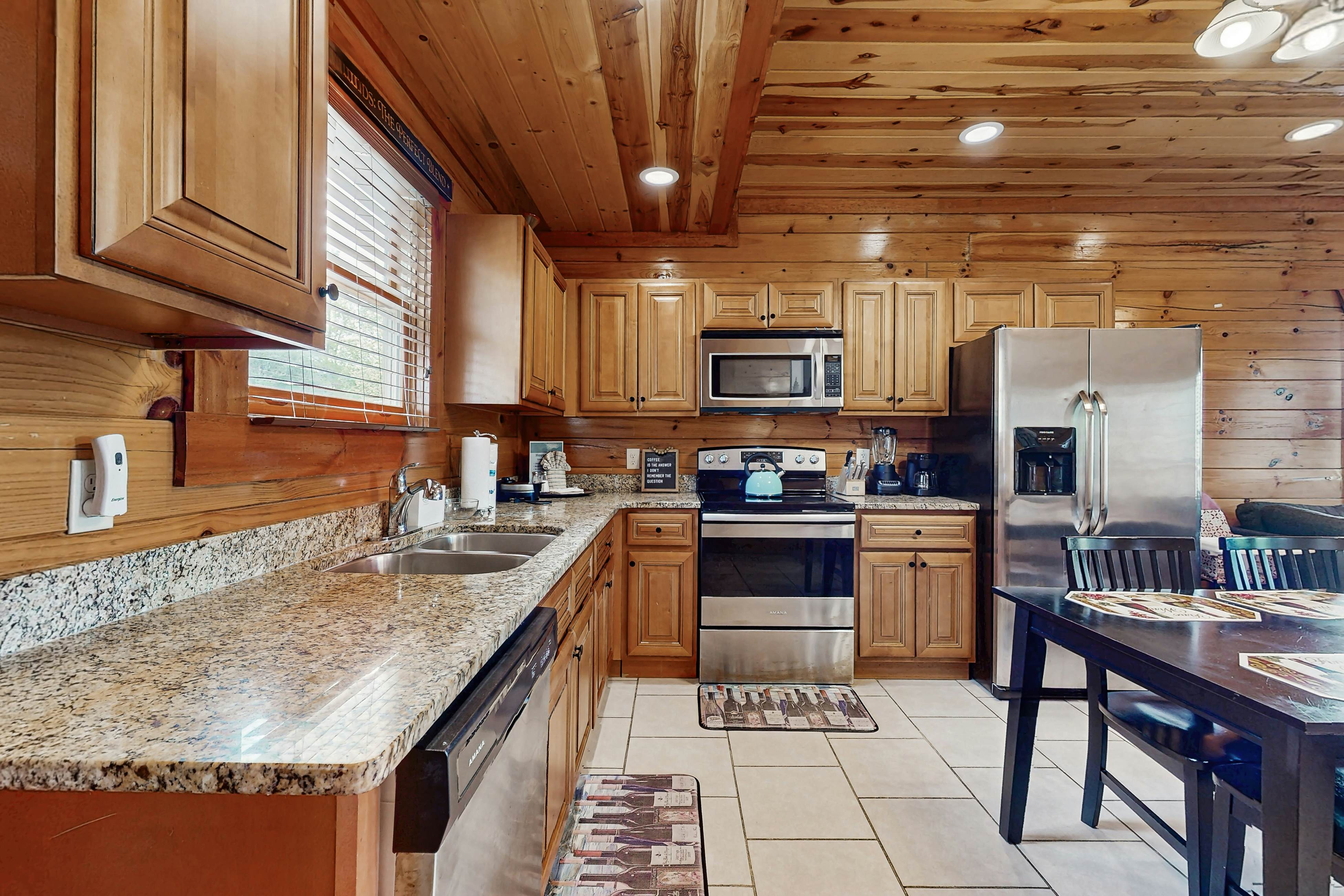 Lux cabin w/private pool, hot tub, black light game area, Foozball, & air hockey