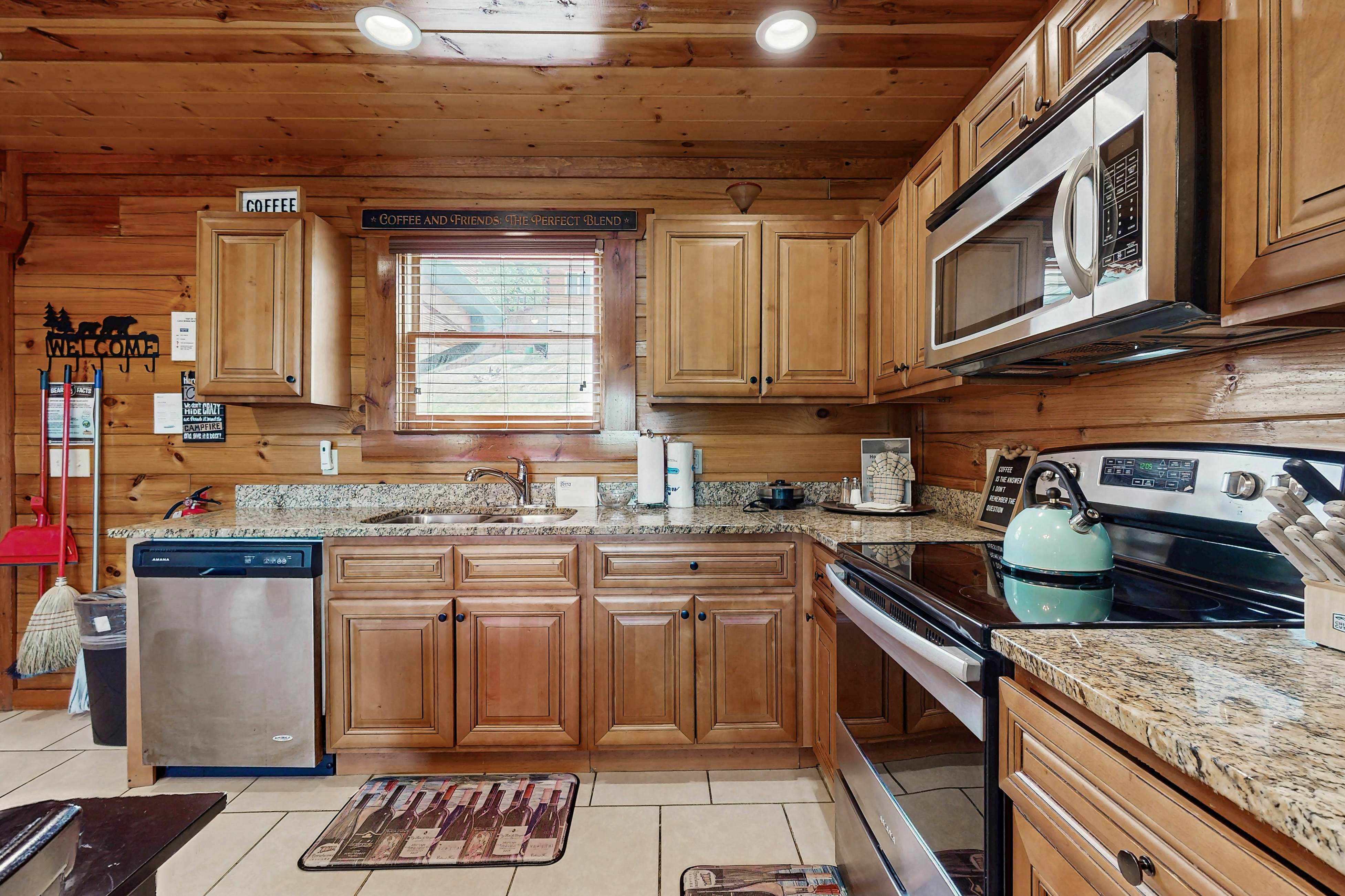 Lux cabin w/private pool, hot tub, black light game area, Foozball, & air hockey