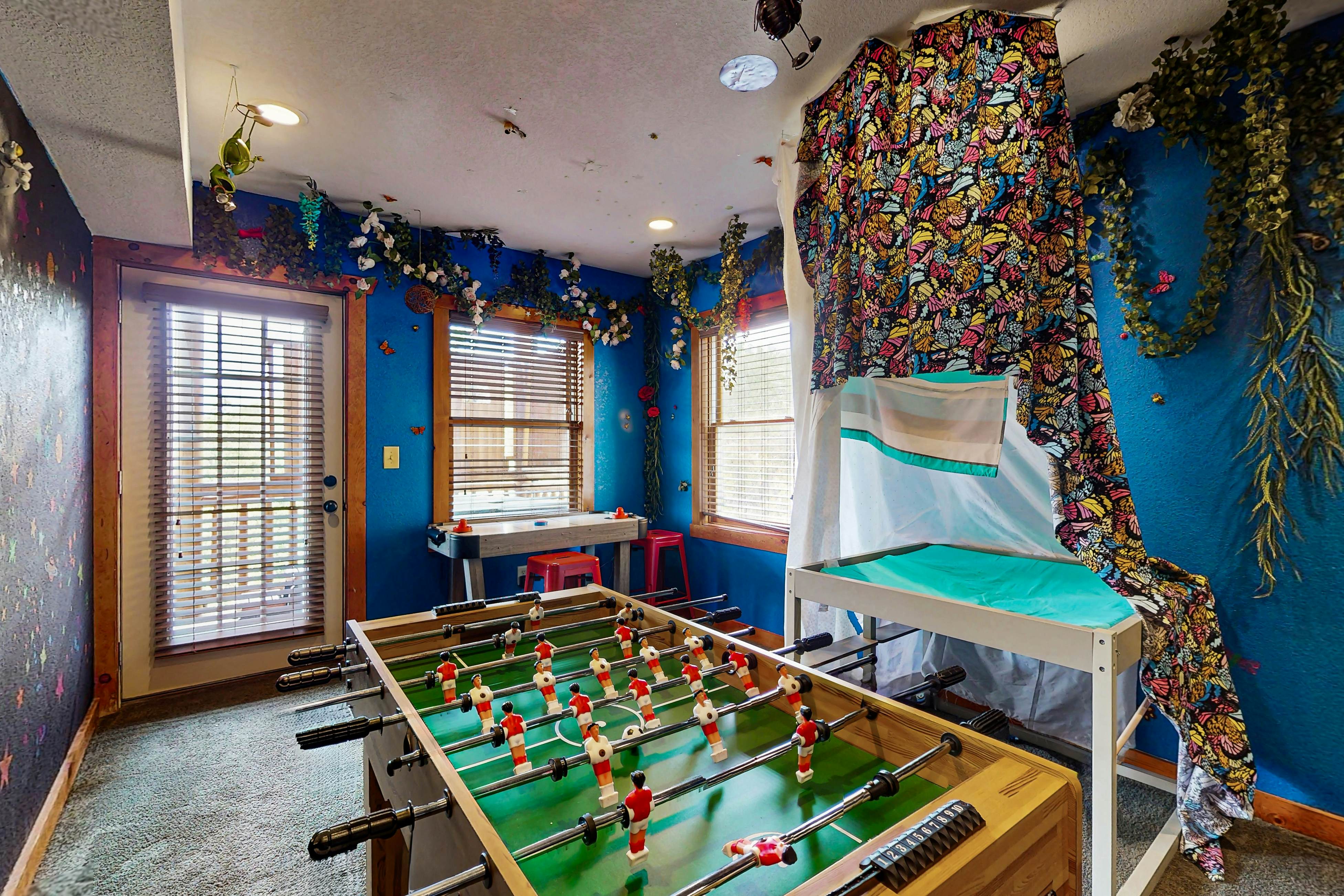 Lux cabin w/private pool, hot tub, black light game area, Foozball, & air hockey