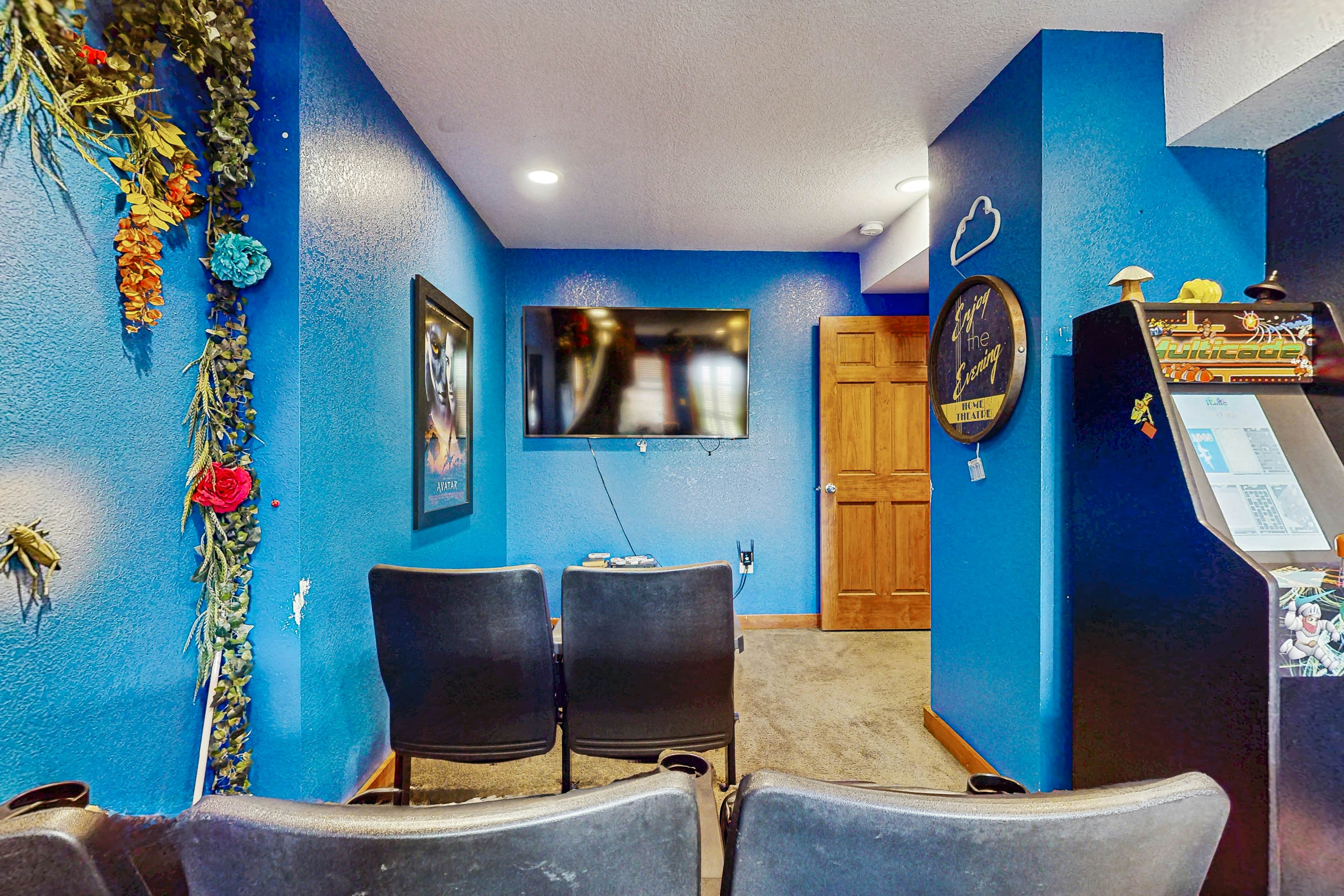 Lux cabin w/private pool, hot tub, black light game area, Foozball, & air hockey