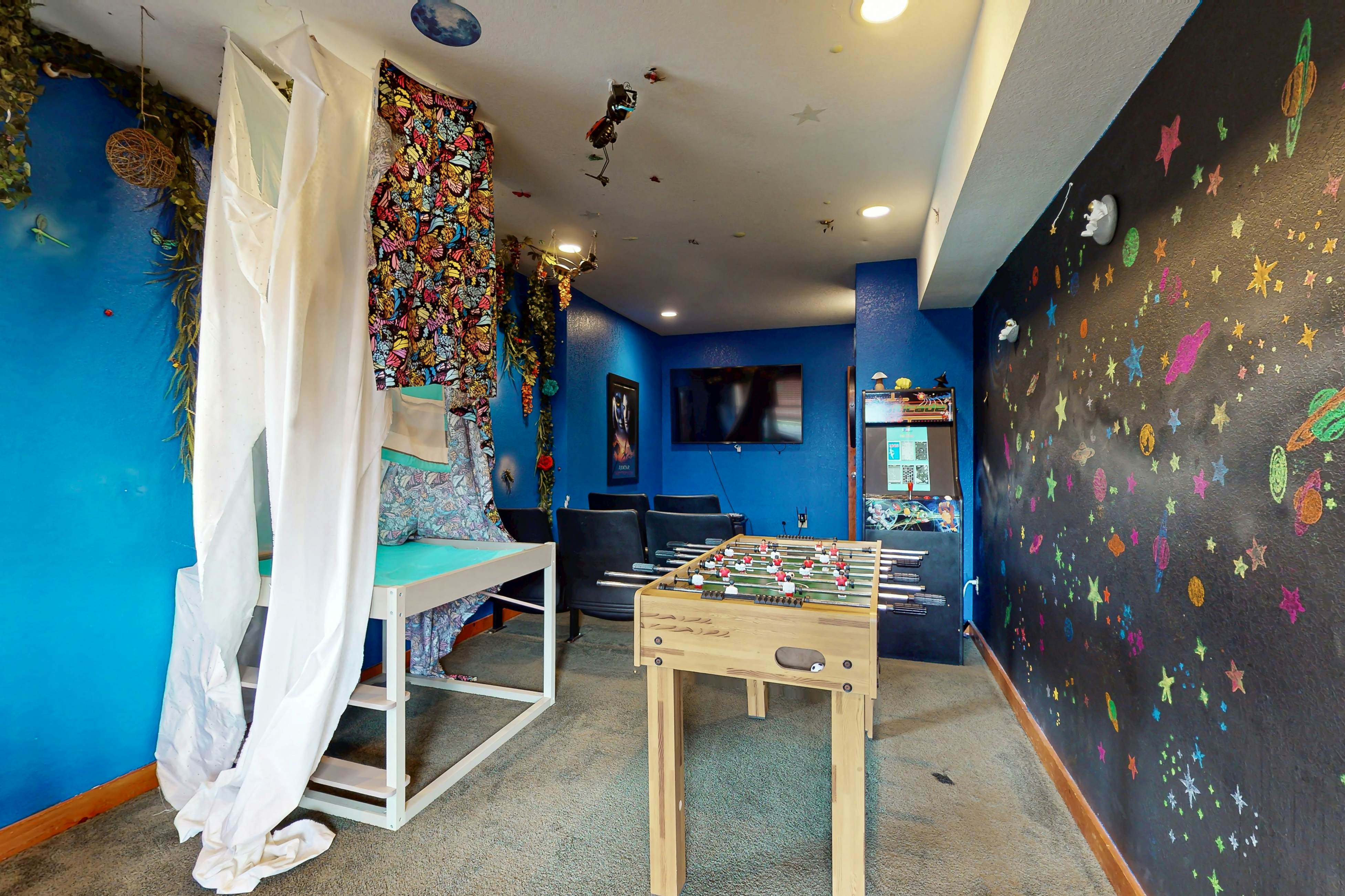 Lux cabin w/private pool, hot tub, black light game area, Foozball, & air hockey