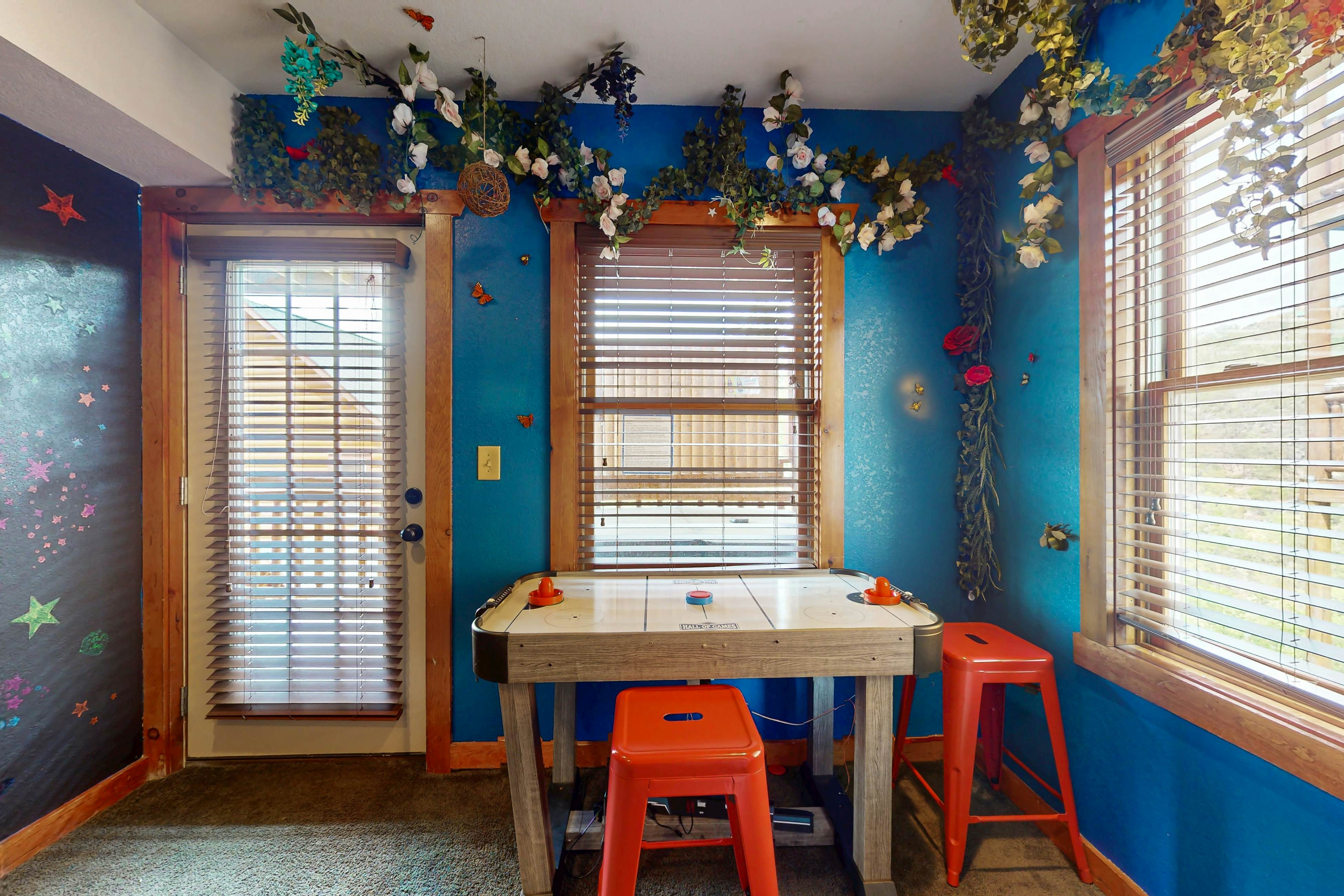 Lux cabin w/private pool, hot tub, black light game area, Foozball, & air hockey