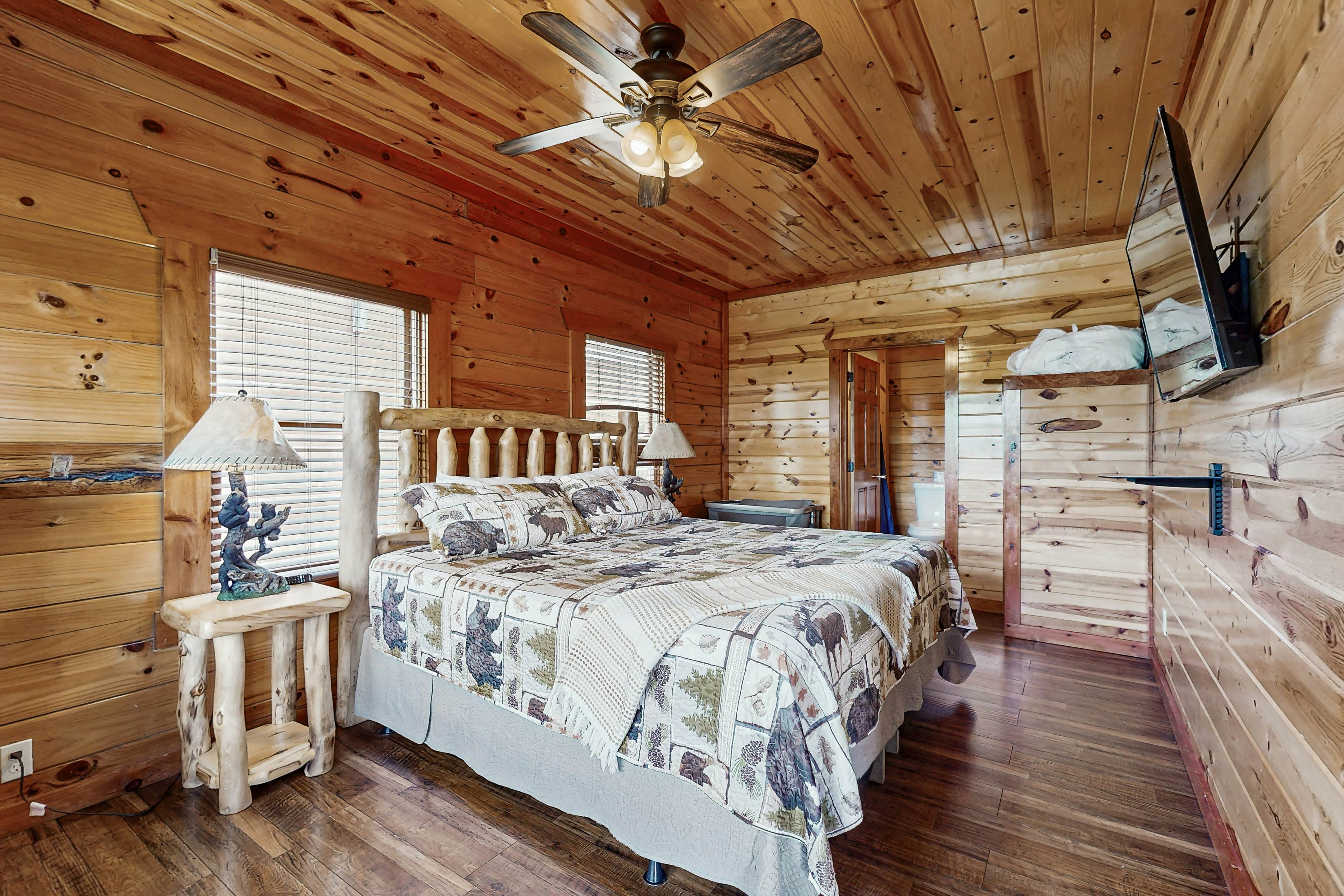 Lux cabin w/private pool, hot tub, black light game area, Foozball, & air hockey