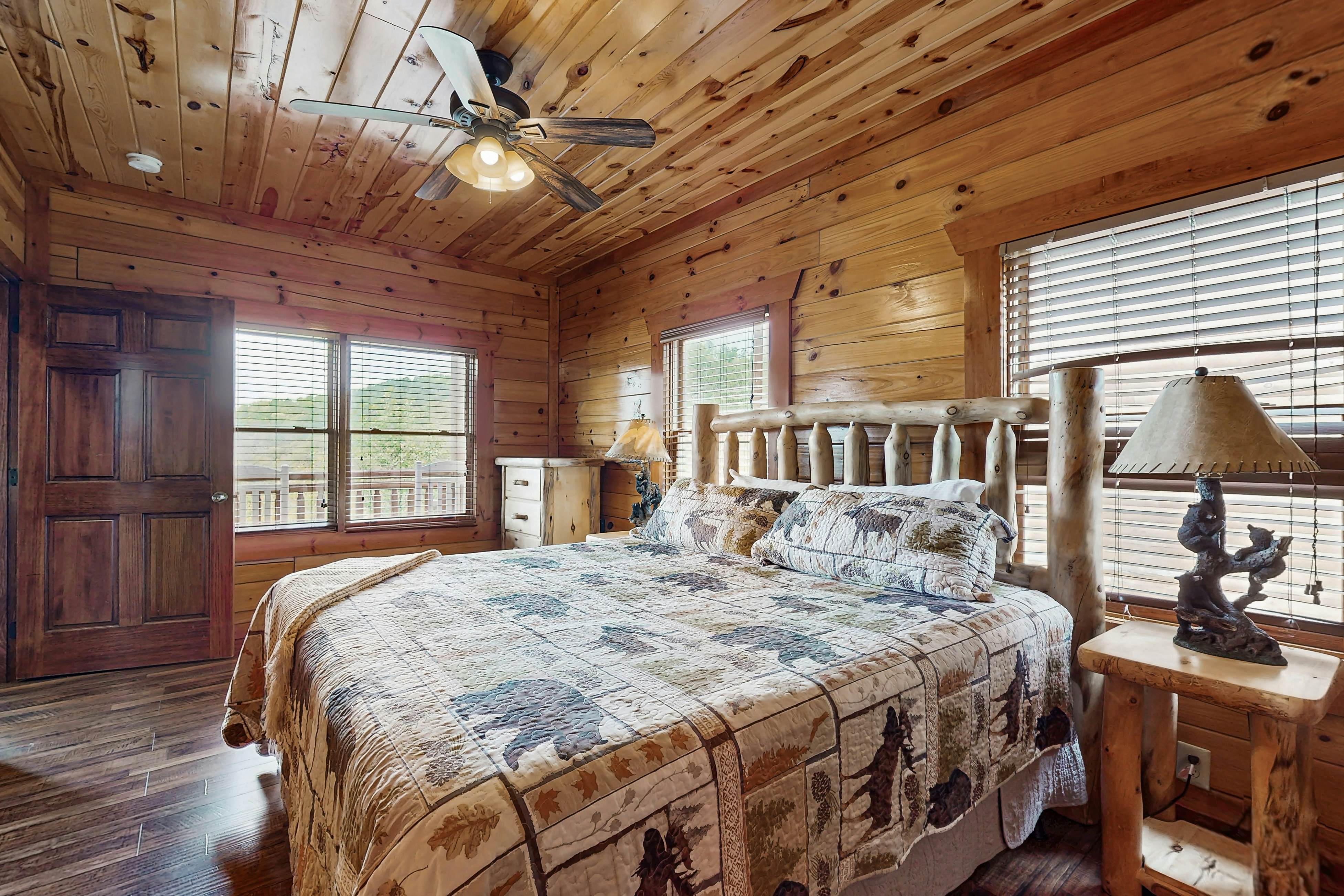 Lux cabin w/private pool, hot tub, black light game area, Foozball, & air hockey