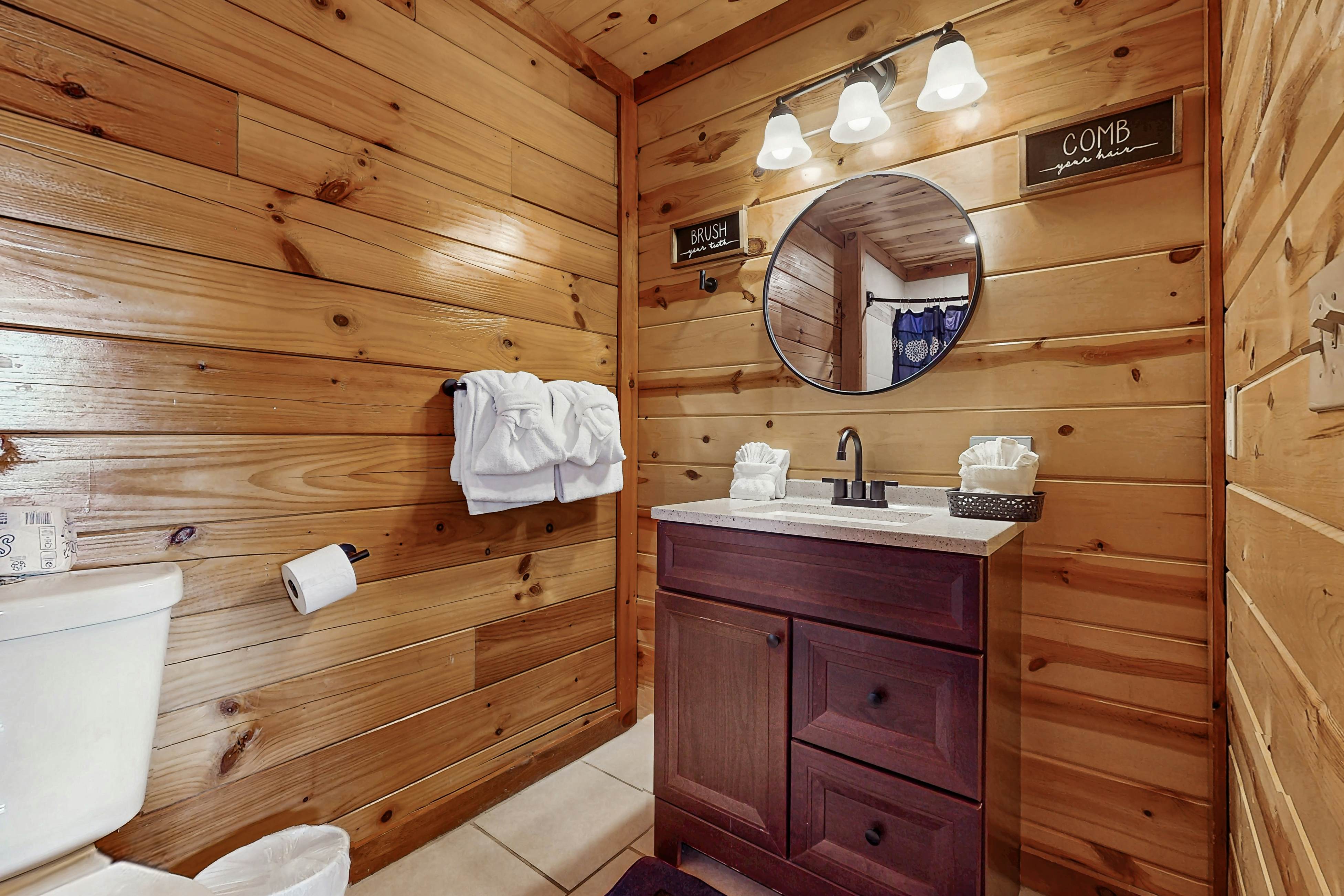 Lux cabin w/private pool, hot tub, black light game area, Foozball, & air hockey