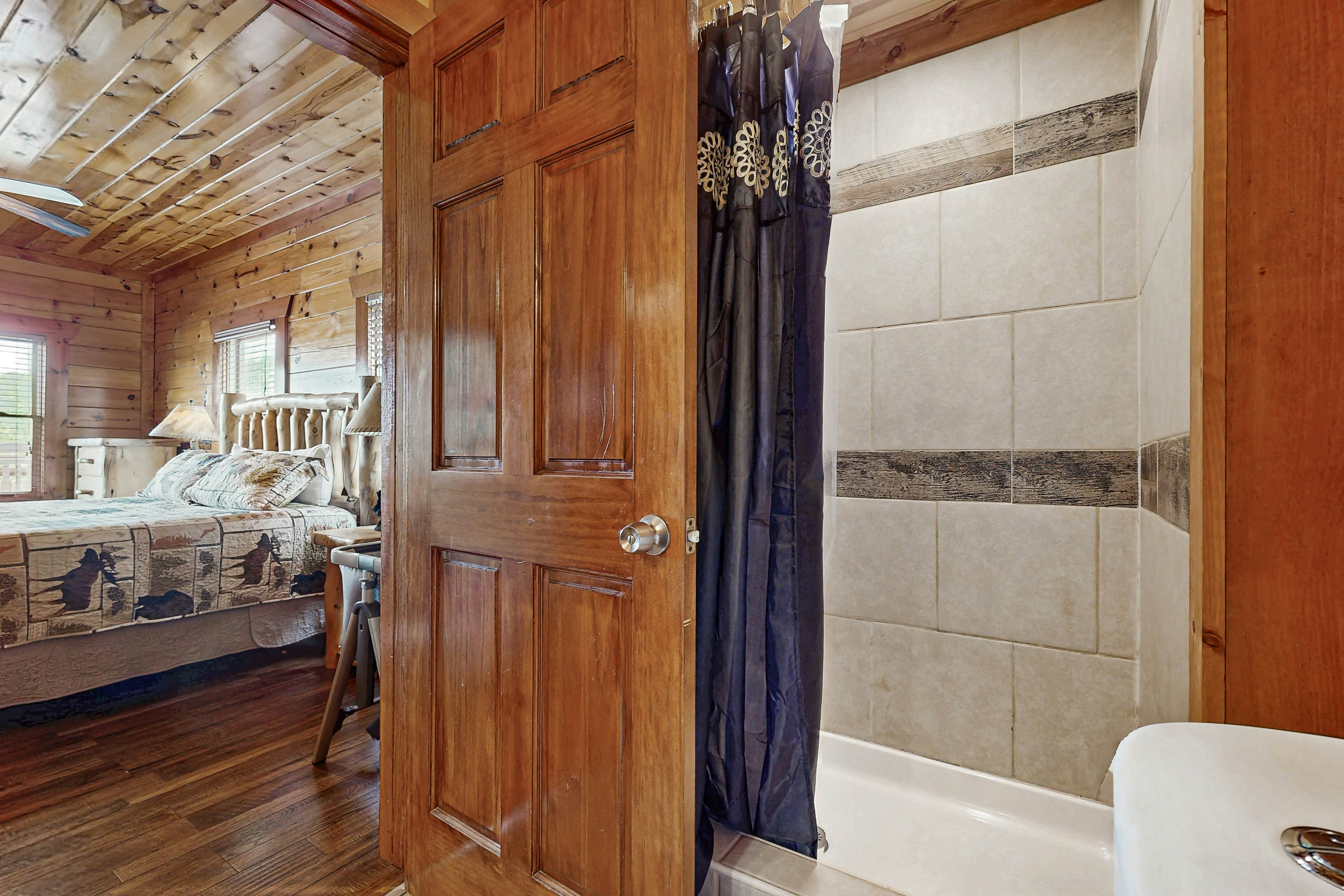 Lux cabin w/private pool, hot tub, black light game area, Foozball, & air hockey