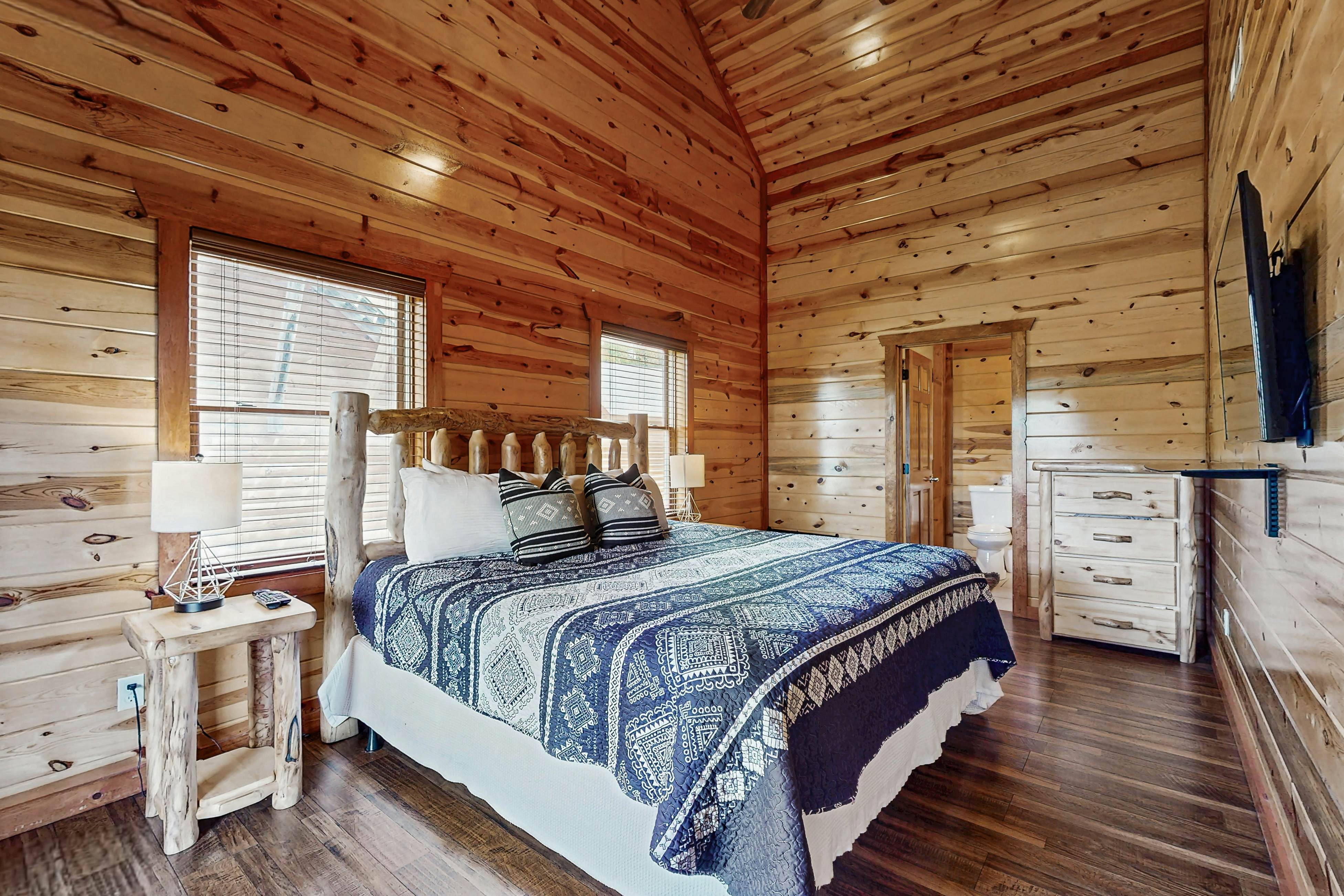 Lux cabin w/private pool, hot tub, black light game area, Foozball, & air hockey