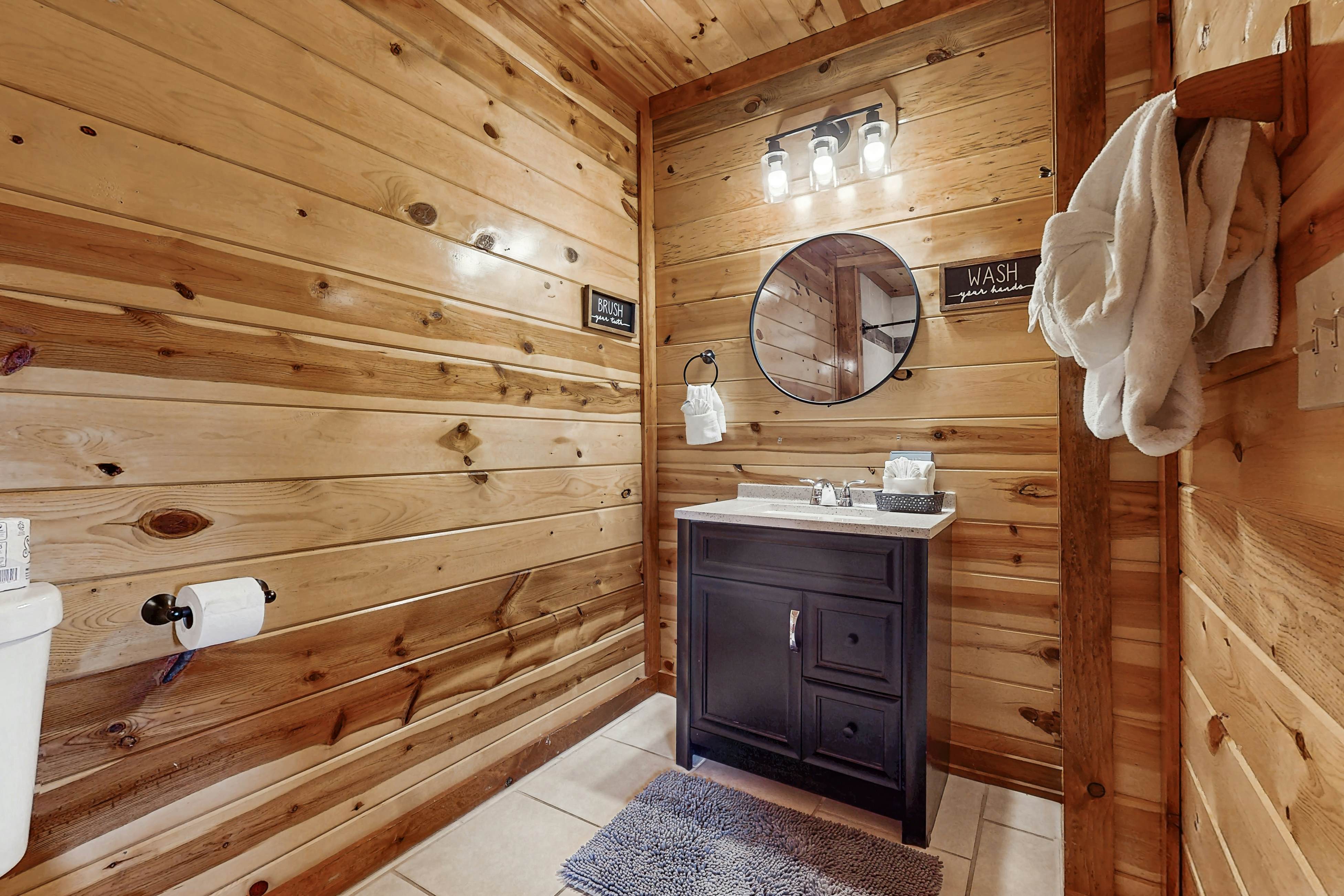 Lux cabin w/private pool, hot tub, black light game area, Foozball, & air hockey