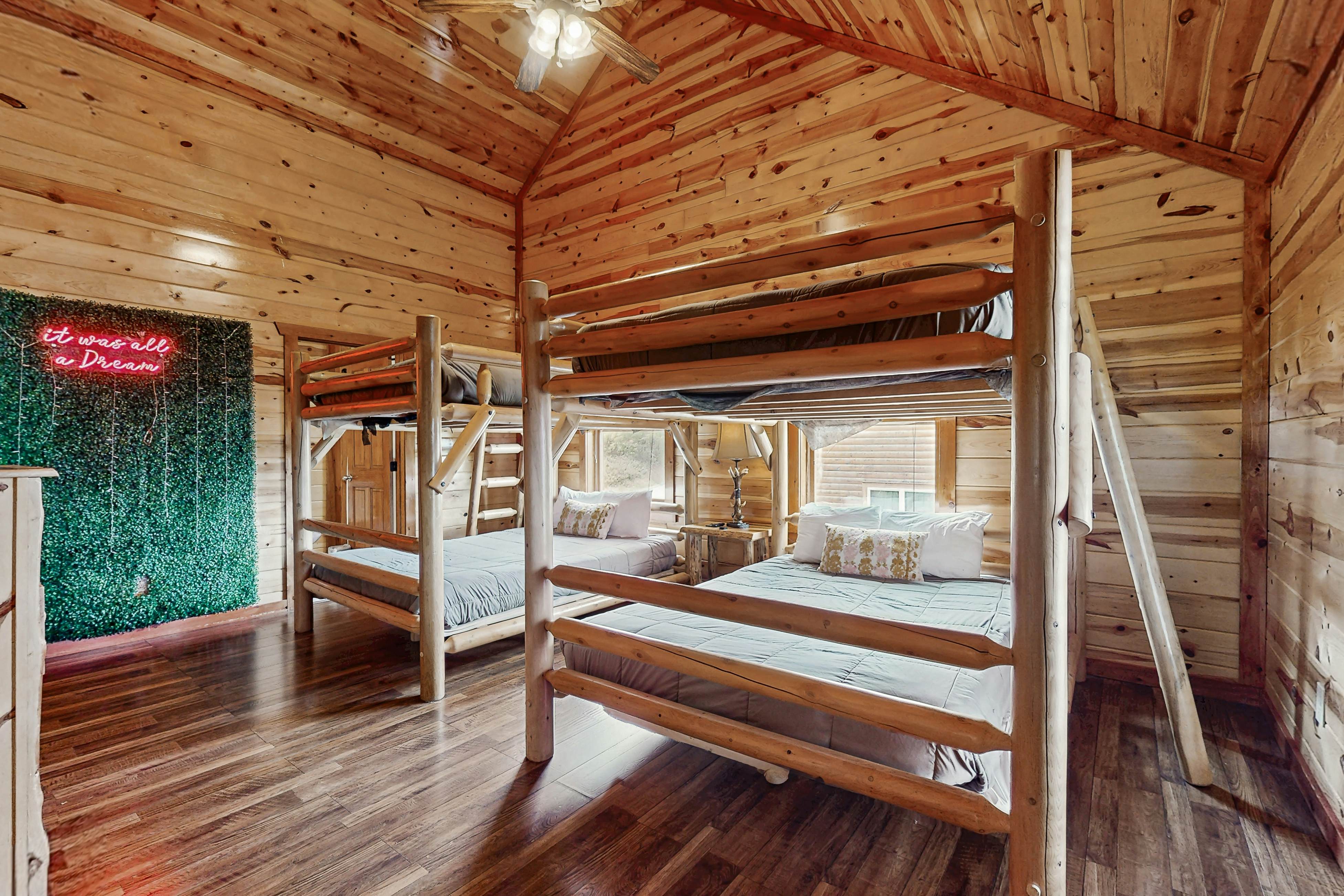 Lux cabin w/private pool, hot tub, black light game area, Foozball, & air hockey