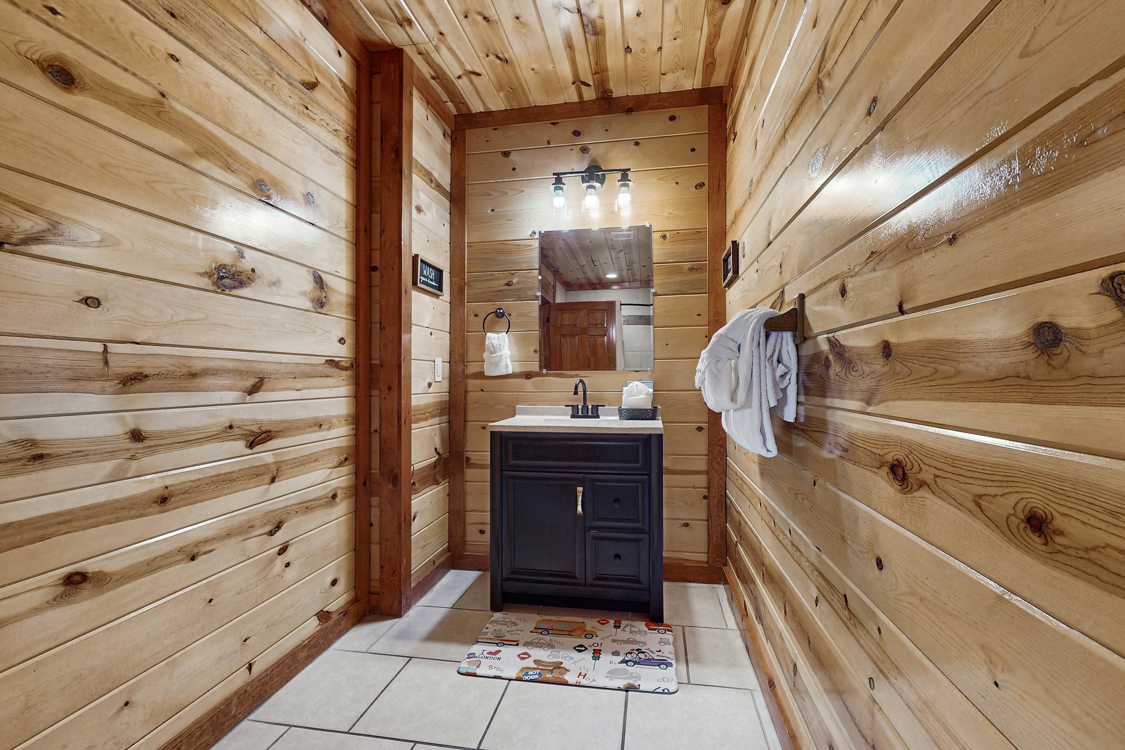 Lux cabin w/private pool, hot tub, black light game area, Foozball, & air hockey