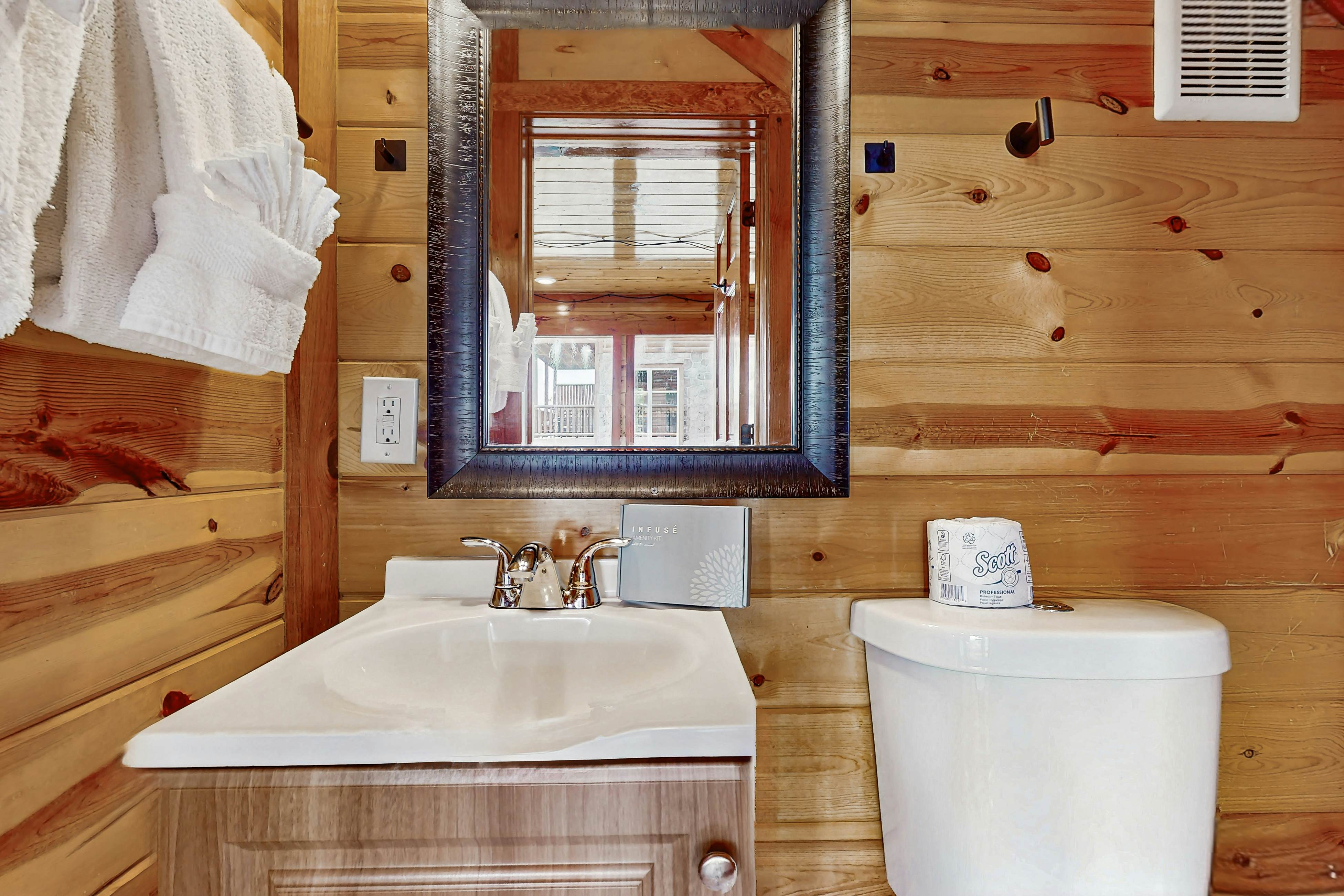 Lux cabin w/private pool, hot tub, black light game area, Foozball, & air hockey