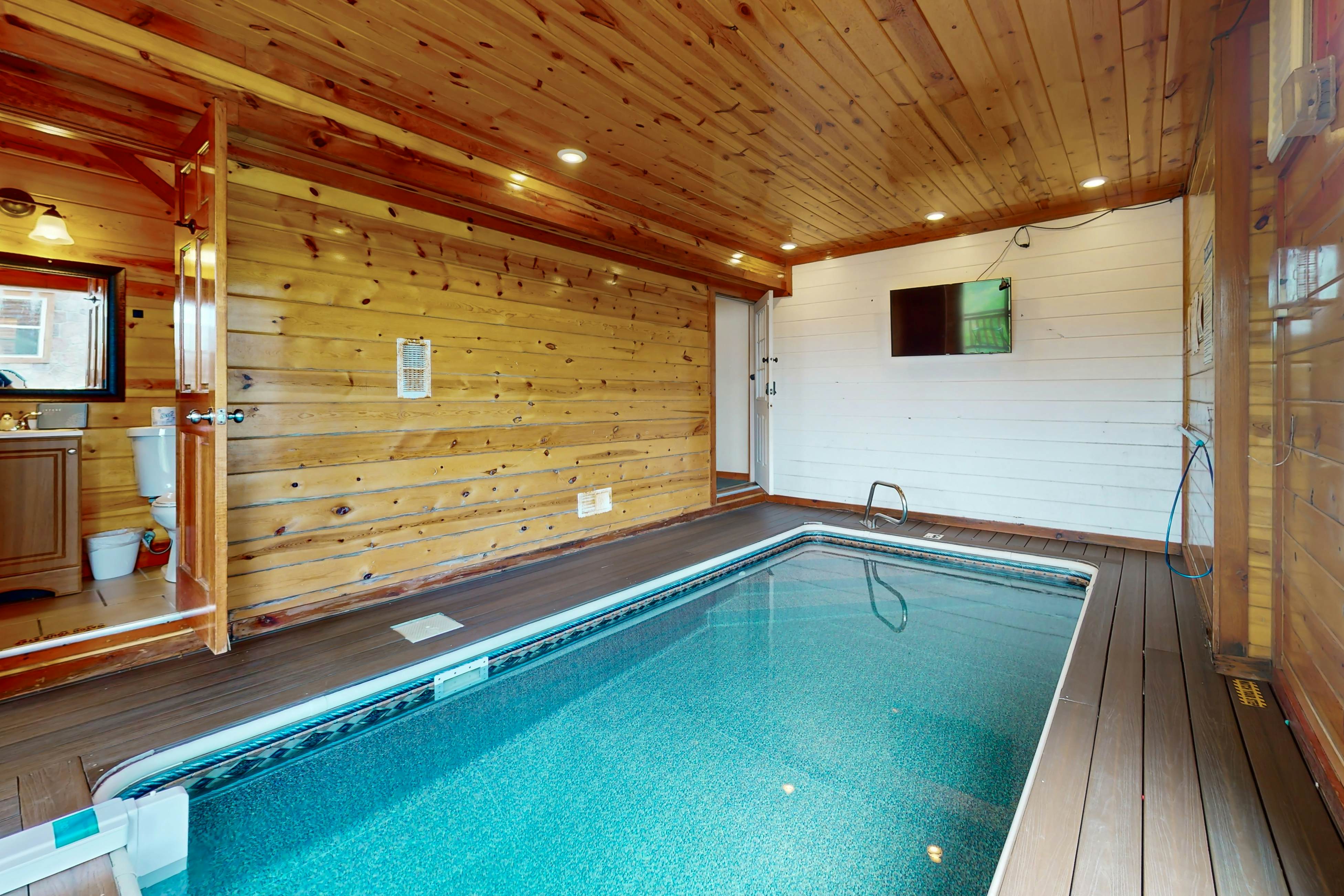 Lux cabin w/private pool, hot tub, black light game area, Foozball, & air hockey