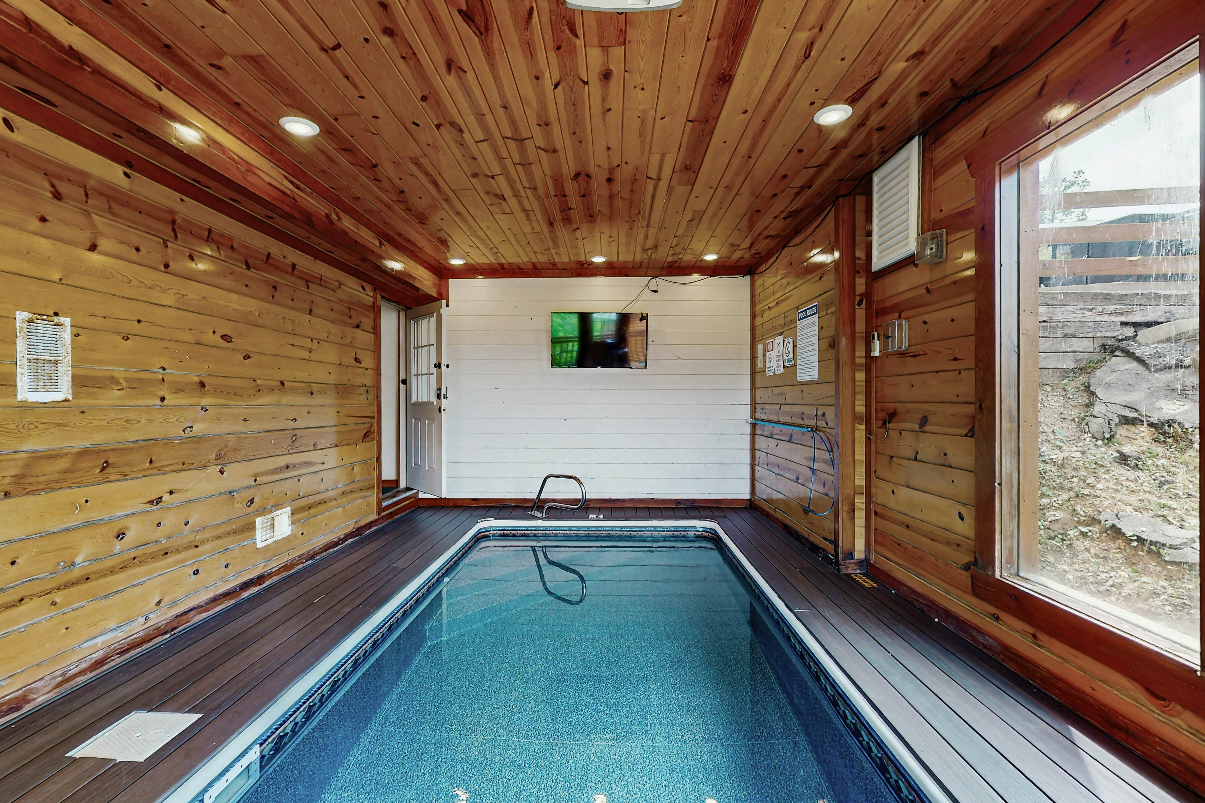 Lux cabin w/private pool, hot tub, black light game area, Foozball, & air hockey