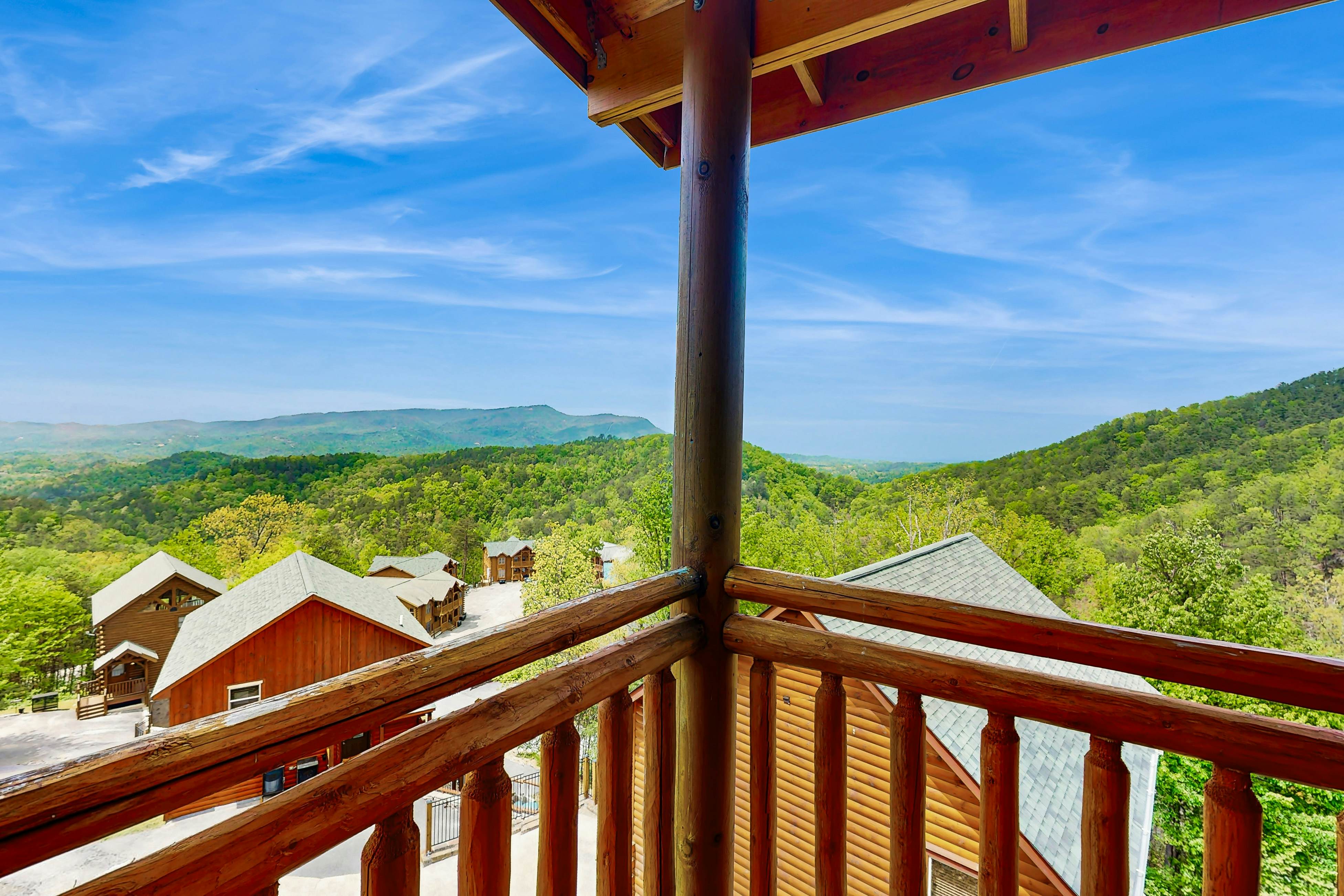 Lux cabin w/private pool, hot tub, black light game area, Foozball, & air hockey