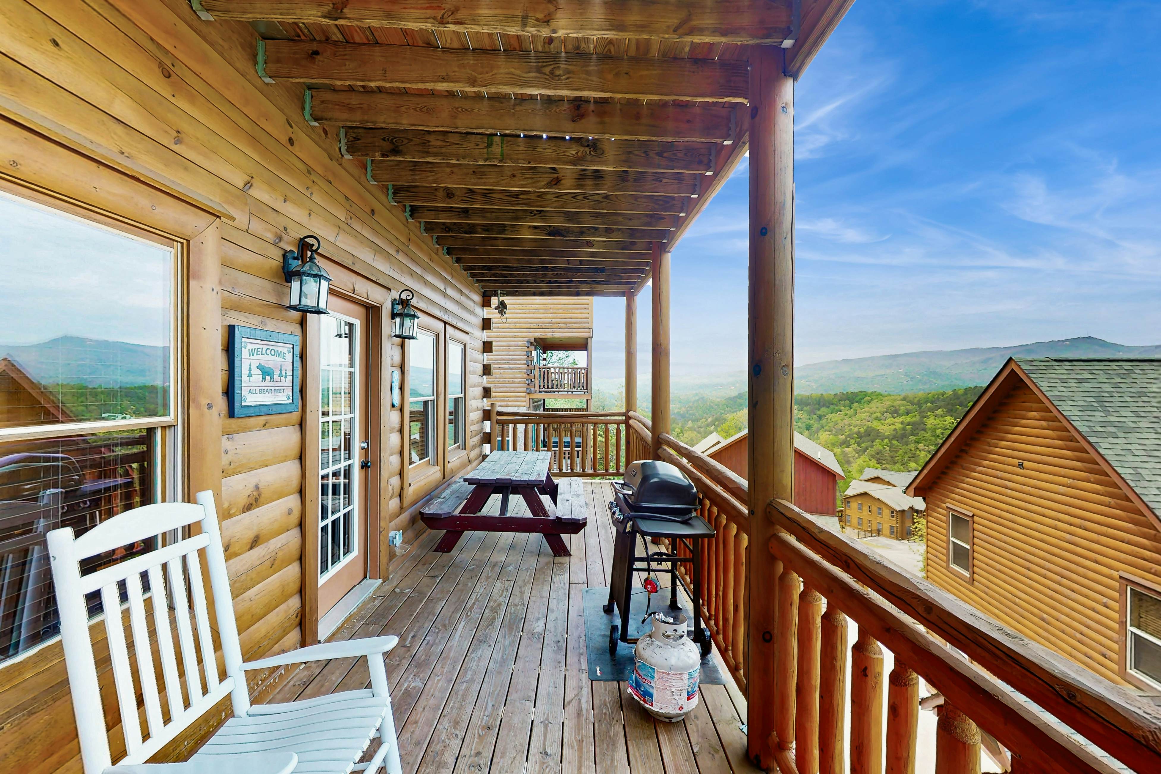 Lux cabin w/private pool, hot tub, black light game area, Foozball, & air hockey