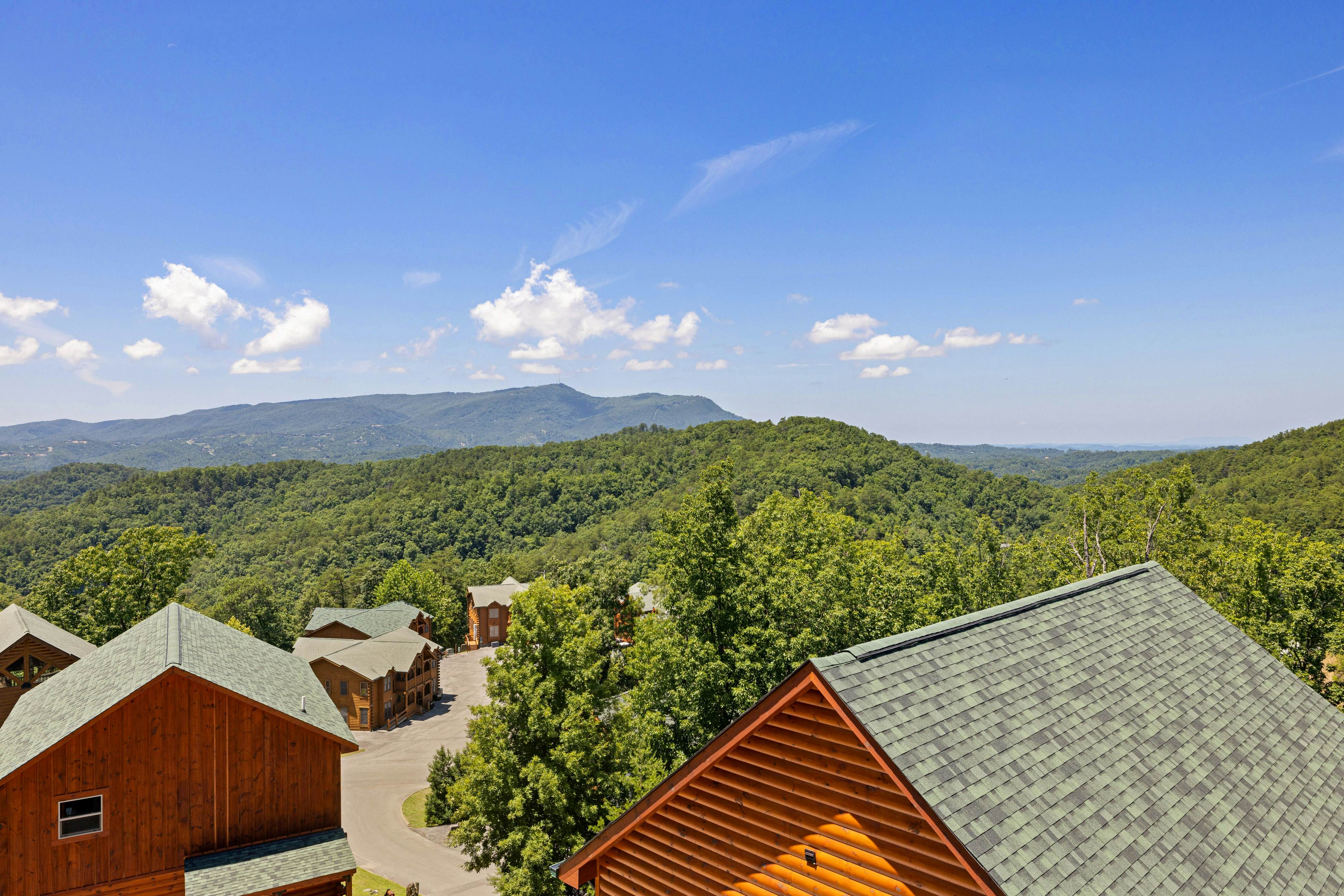 Lux cabin w/private pool, hot tub, black light game area, Foozball, & air hockey
