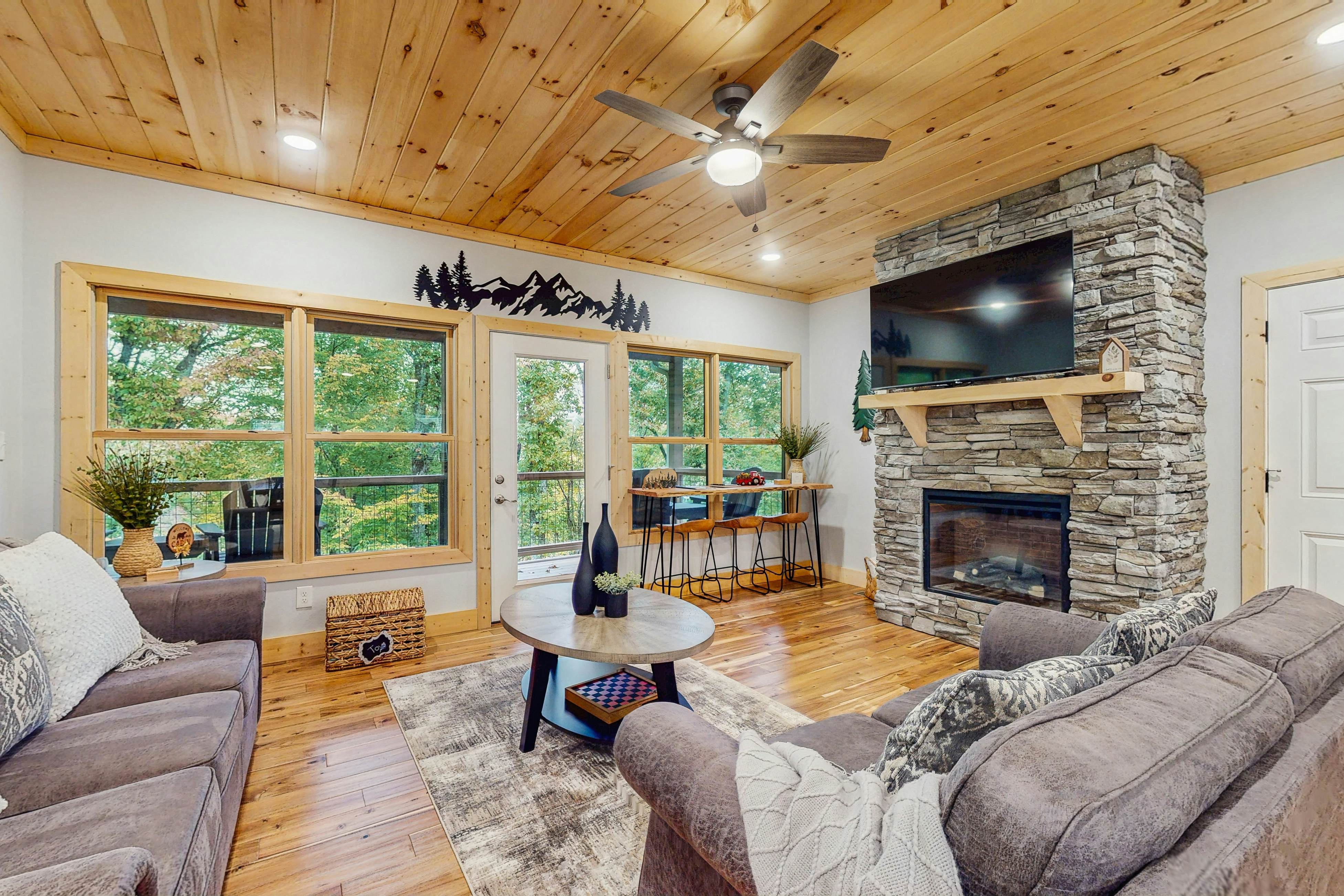 Fantastic home with hot tub, fireplace, game room & fully equipped kitchen 