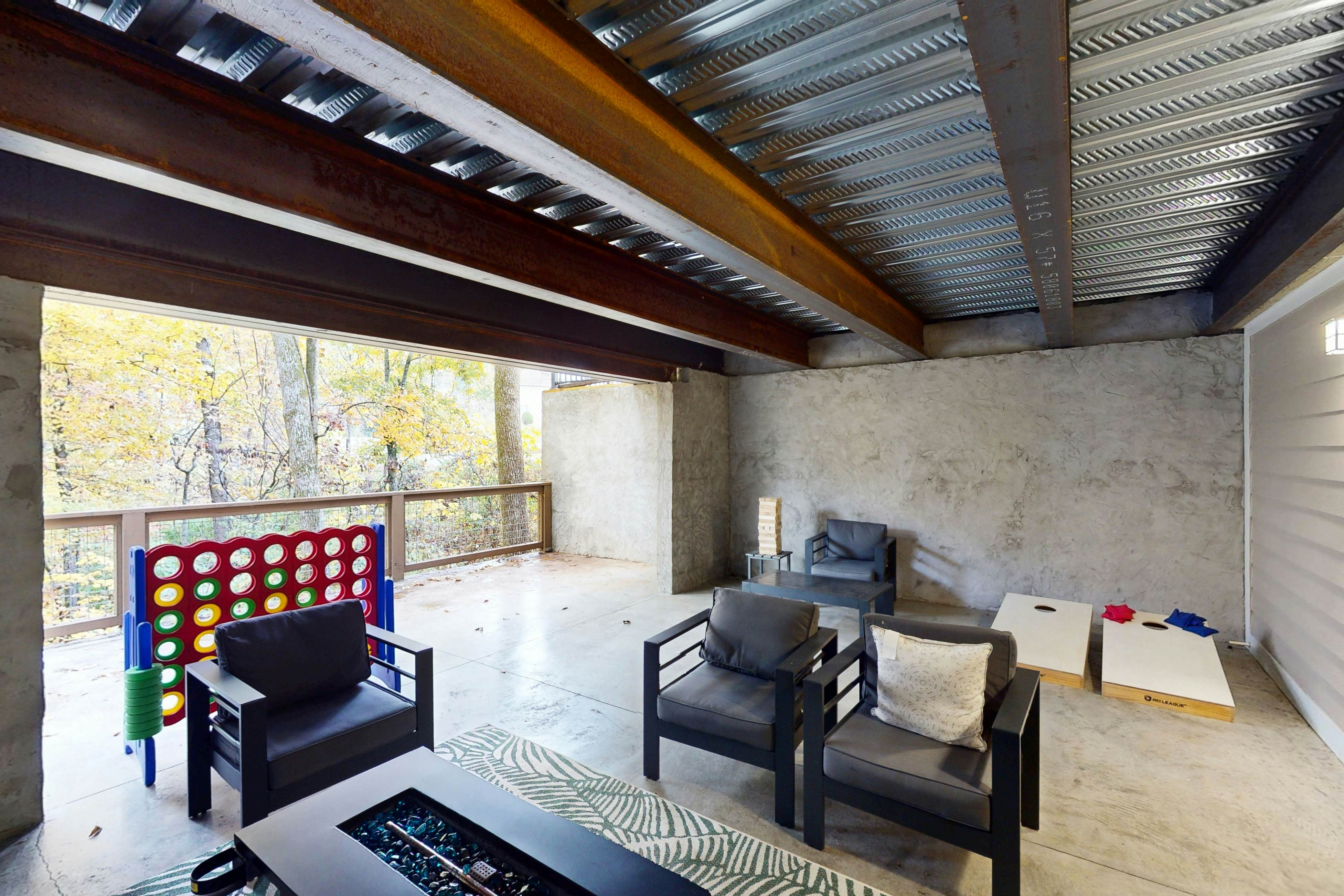 Fantastic home with hot tub, fireplace, game room & fully equipped kitchen 