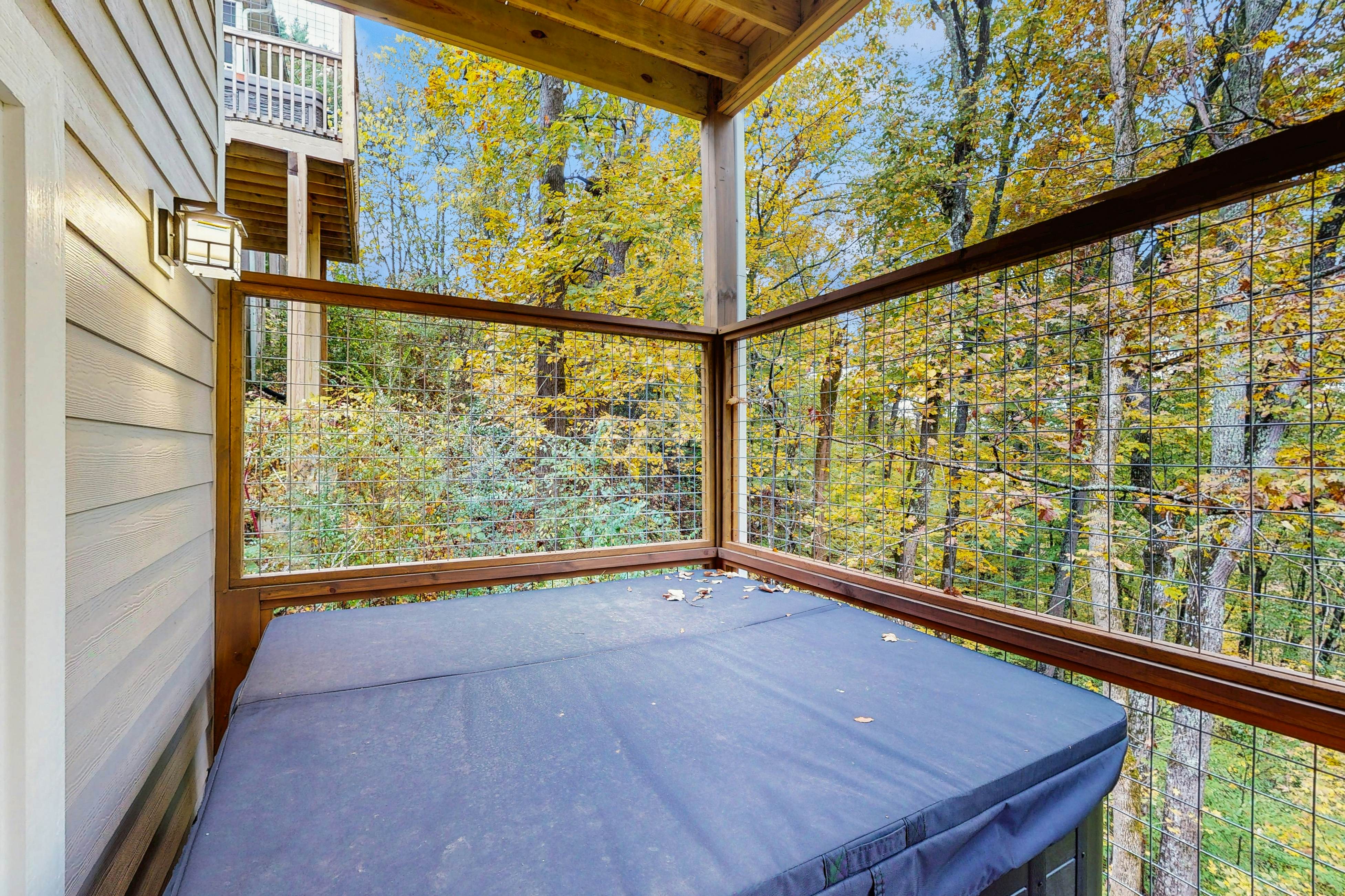 Fantastic home with hot tub, fireplace, game room & fully equipped kitchen 