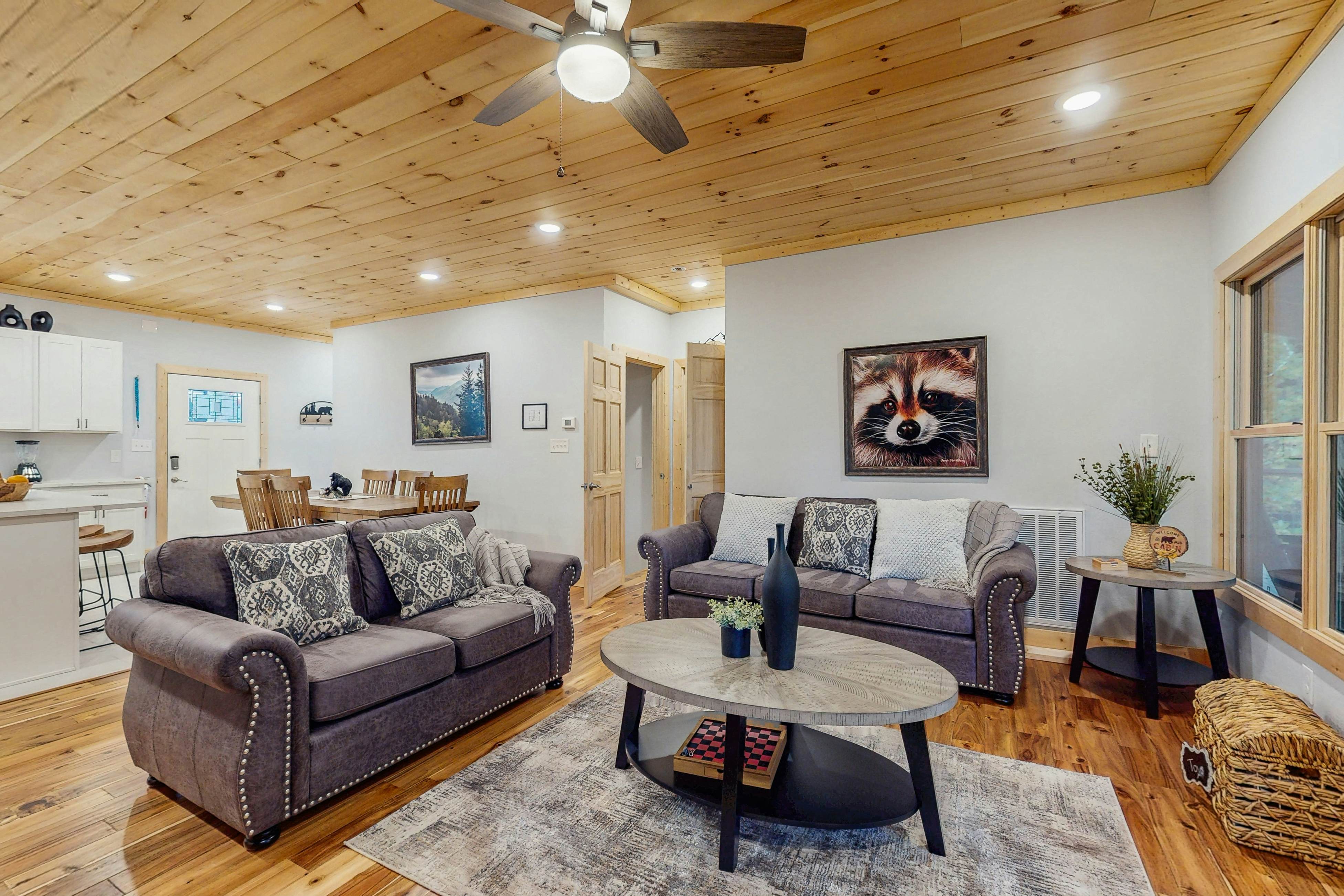 Fantastic home with hot tub, fireplace, game room & fully equipped kitchen 